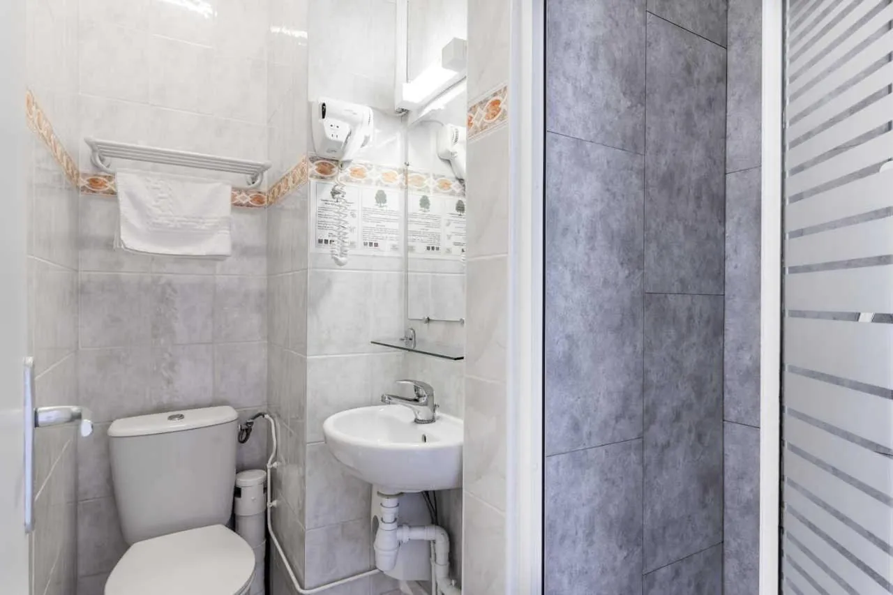 Shower in Comfort Hotel Rouen Alba