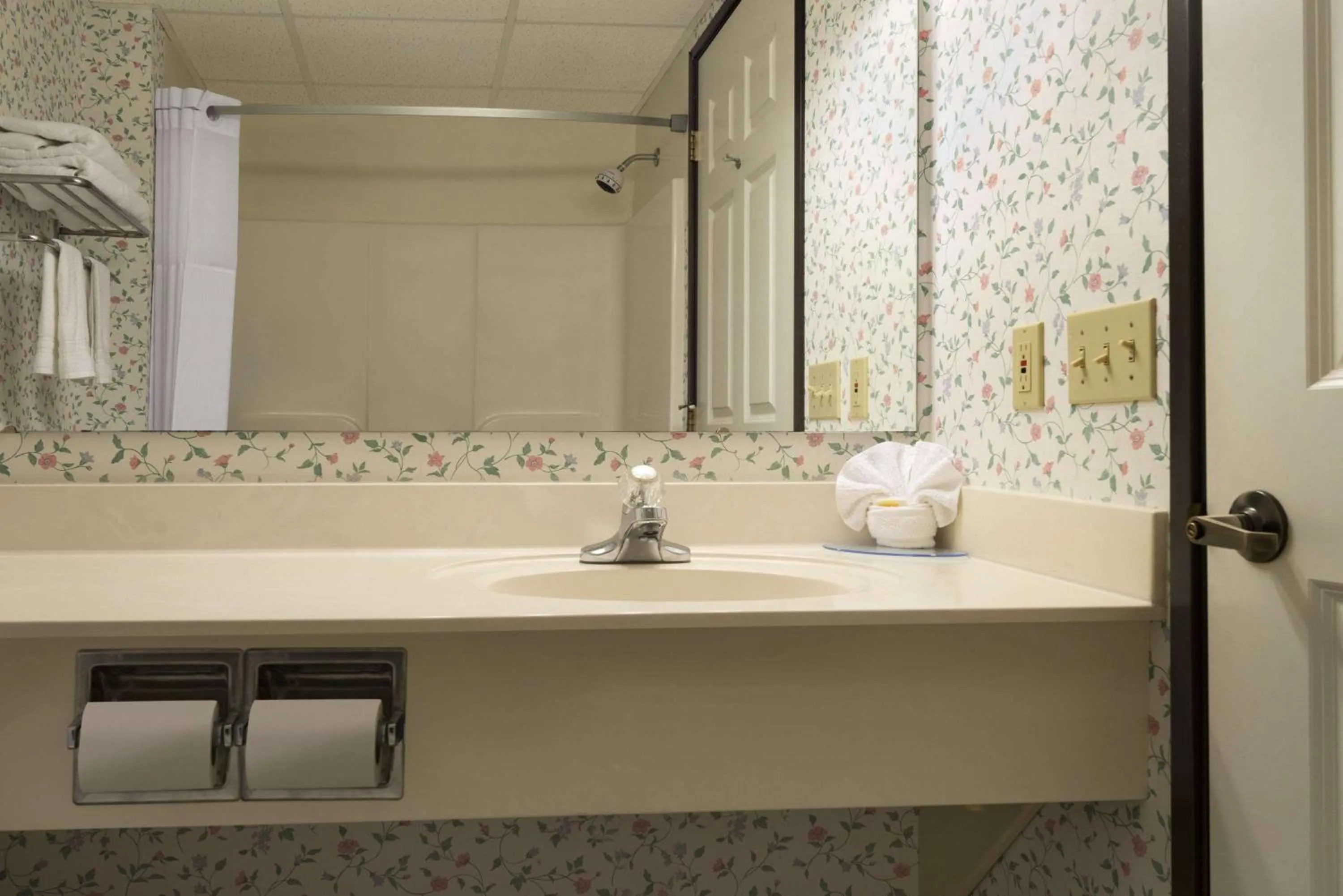 Photo of the whole room in Days Inn by Wyndham Grayling