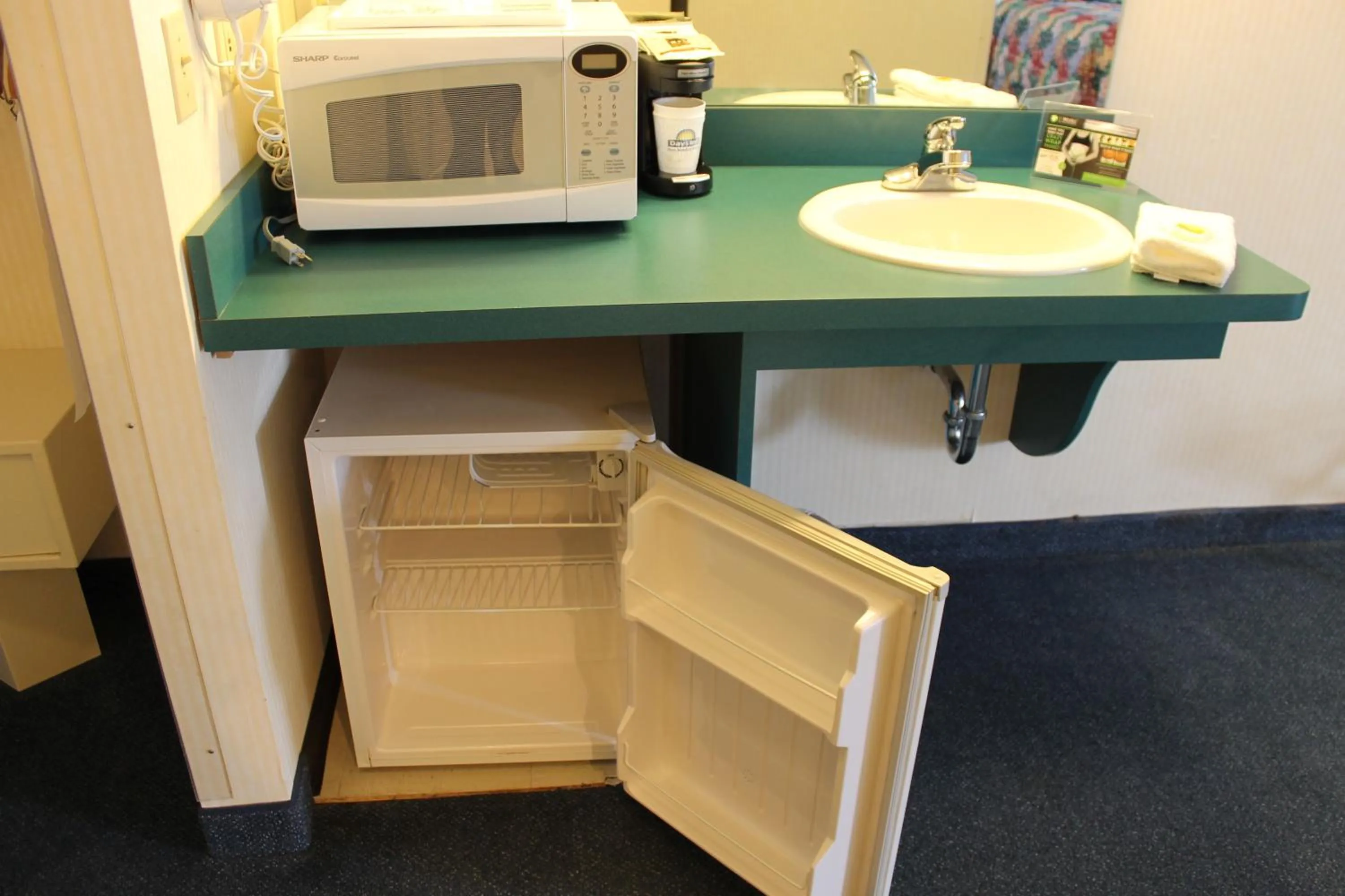 Kitchen or kitchenette in Days Inn by Wyndham Grayling