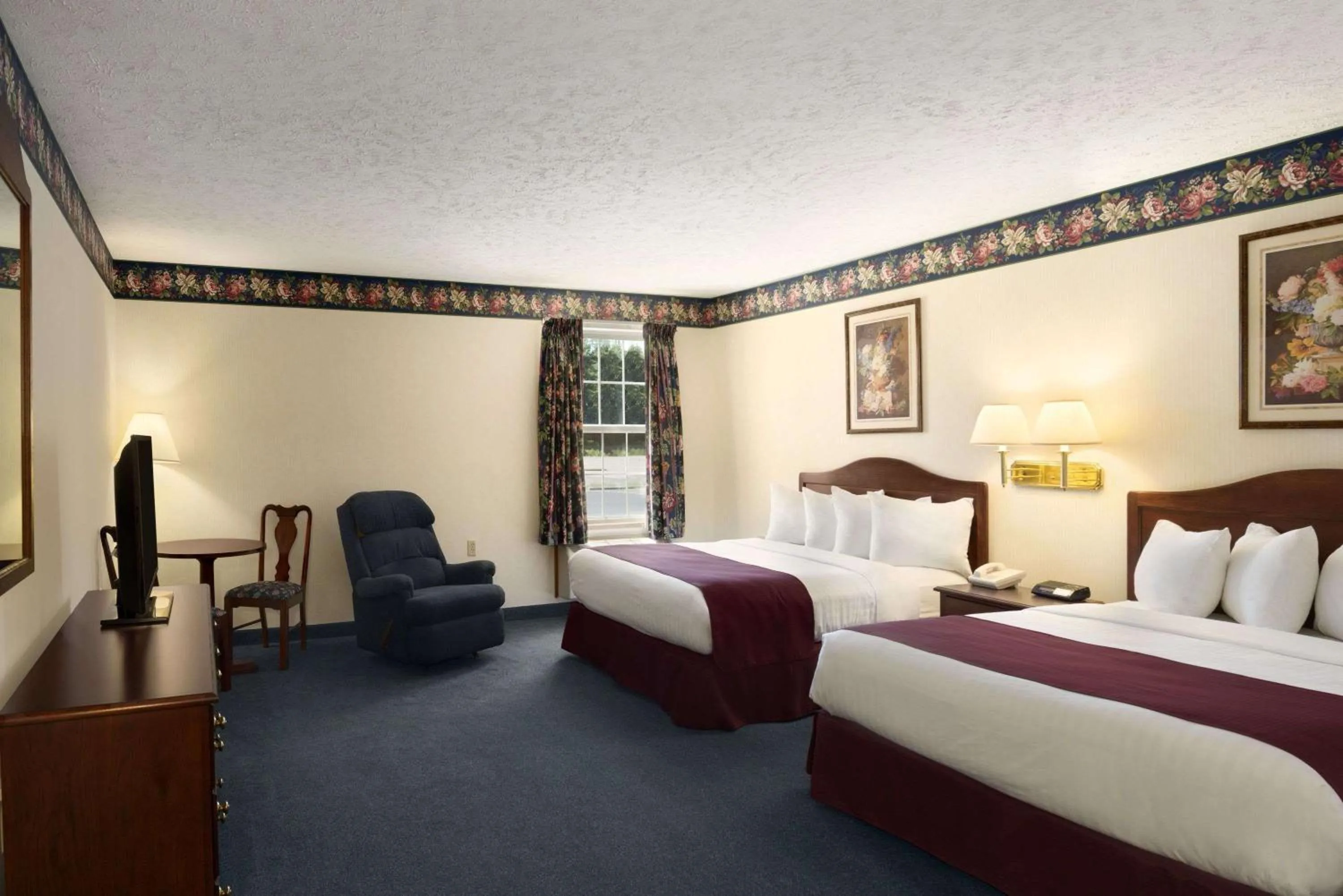Photo of the whole room, Bed in Days Inn by Wyndham Grayling