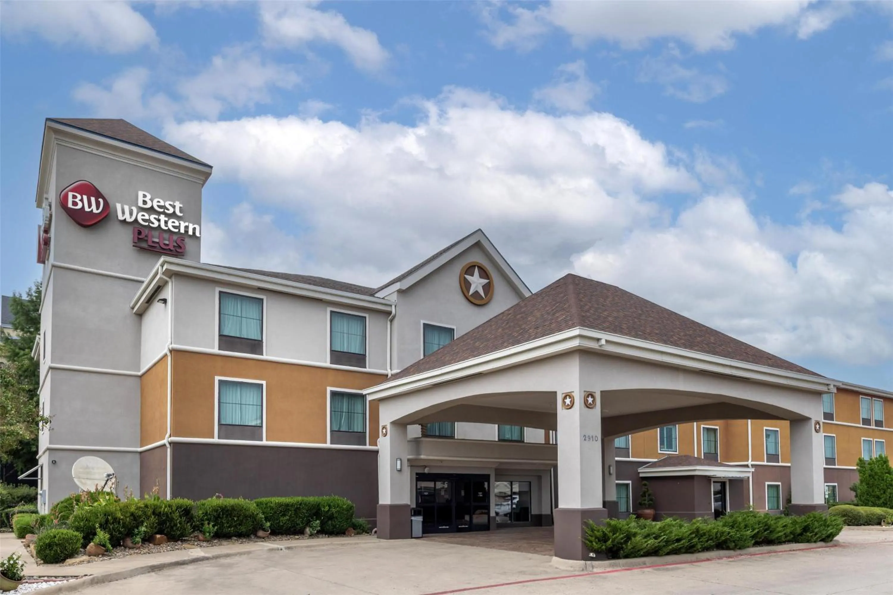 Property building in Best Western Plus Denton Inn & Suites