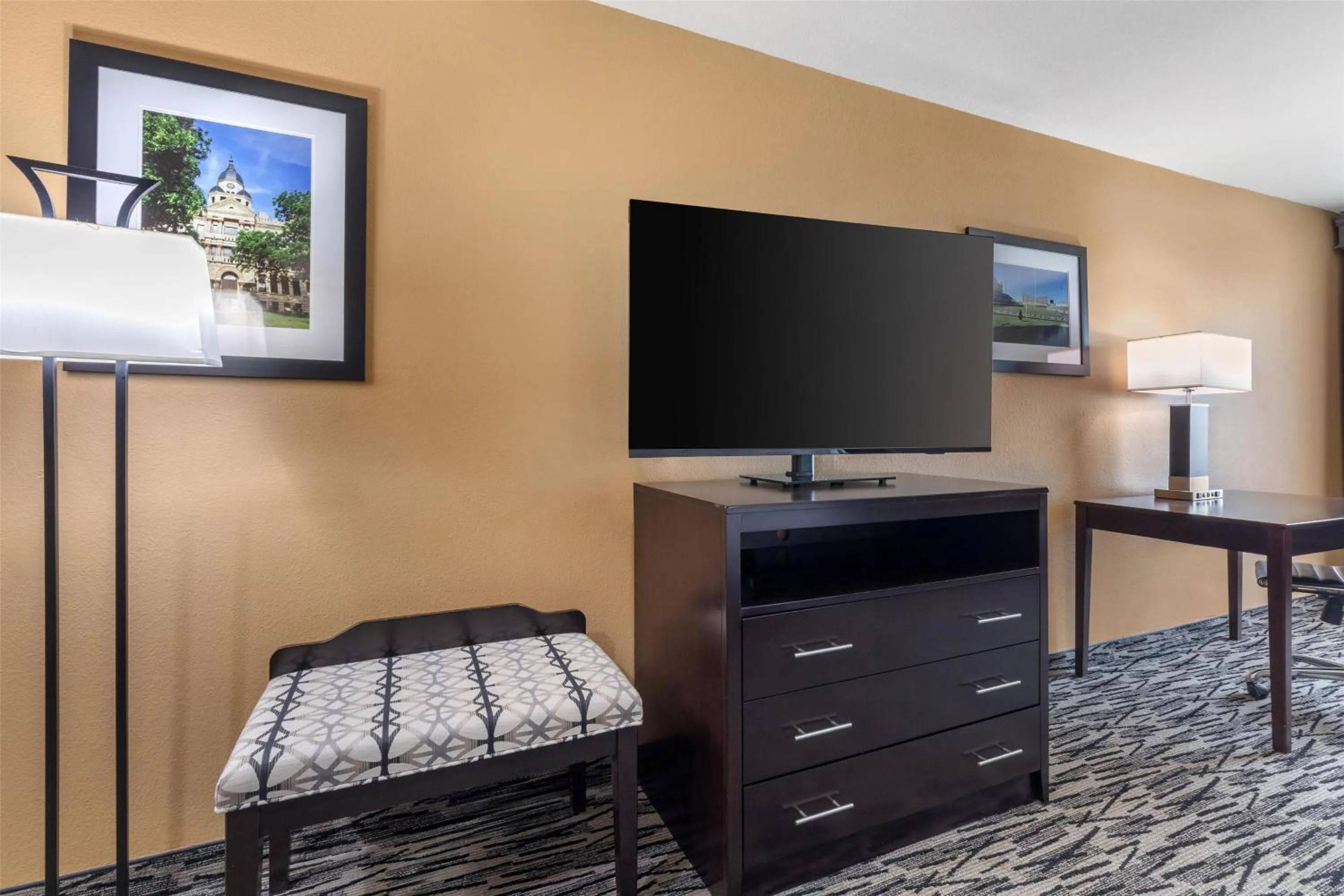 Bedroom in Best Western Plus Denton Inn & Suites