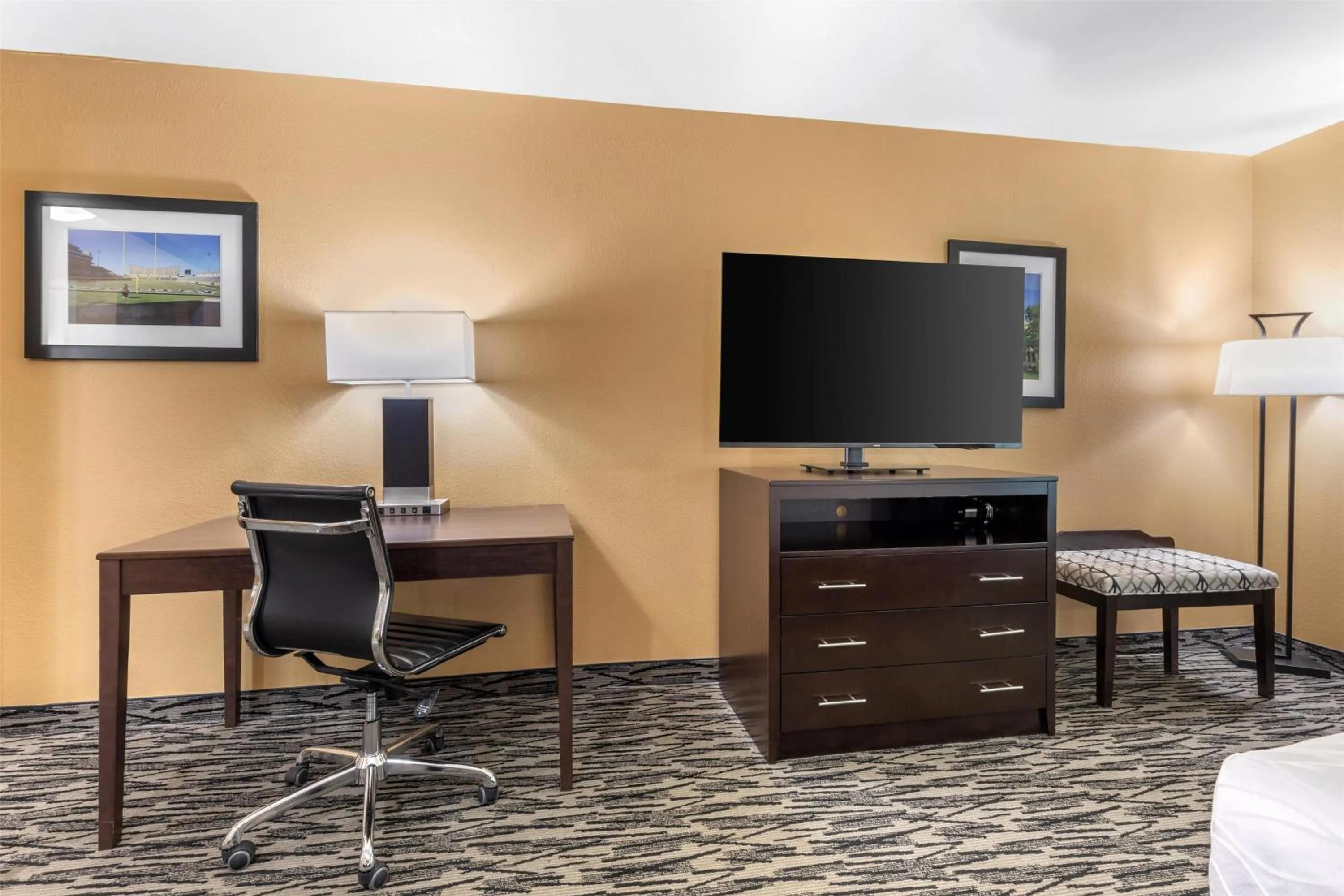 Bedroom in Best Western Plus Denton Inn & Suites