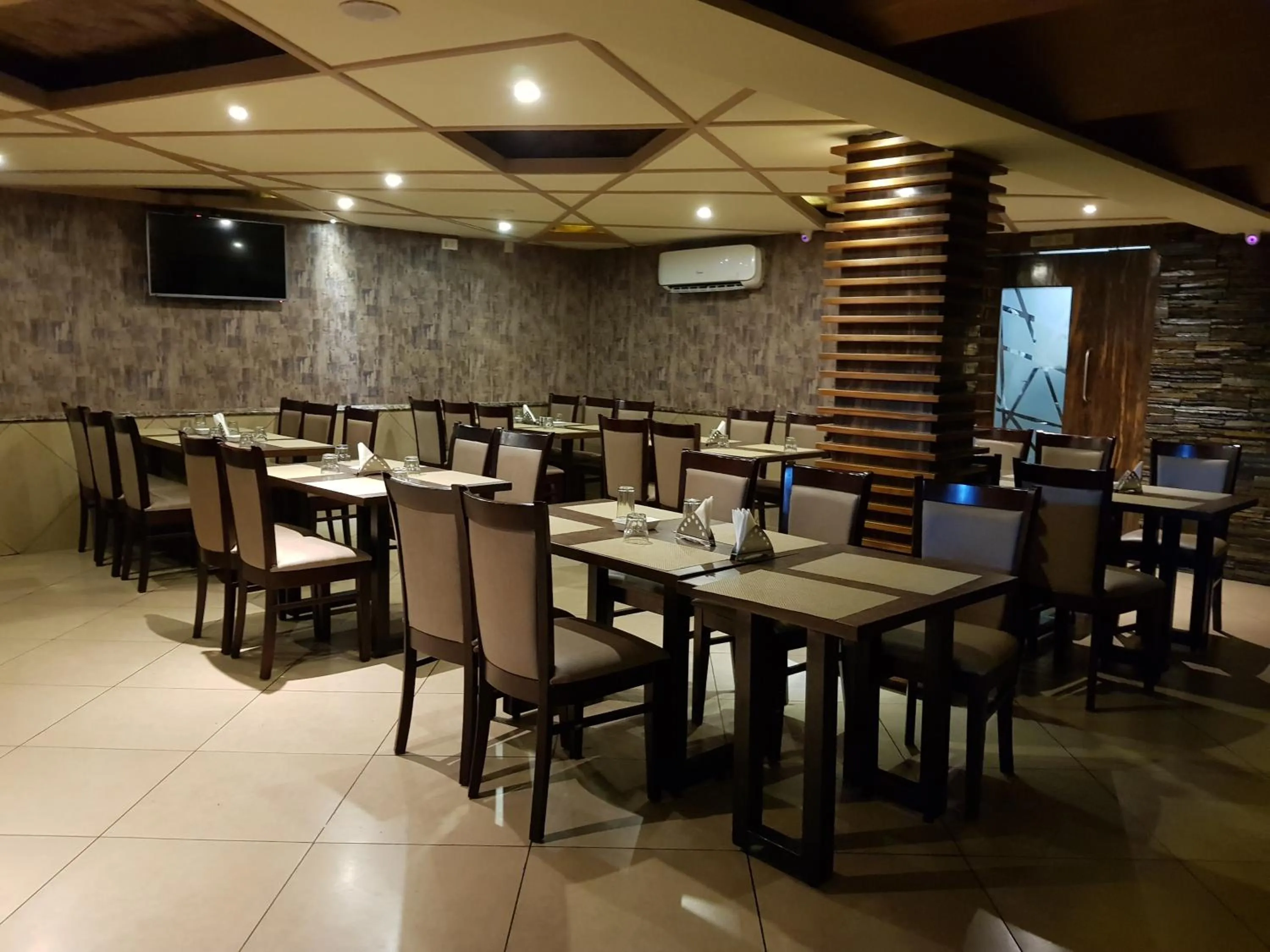 Restaurant/places to eat in Liza Regency