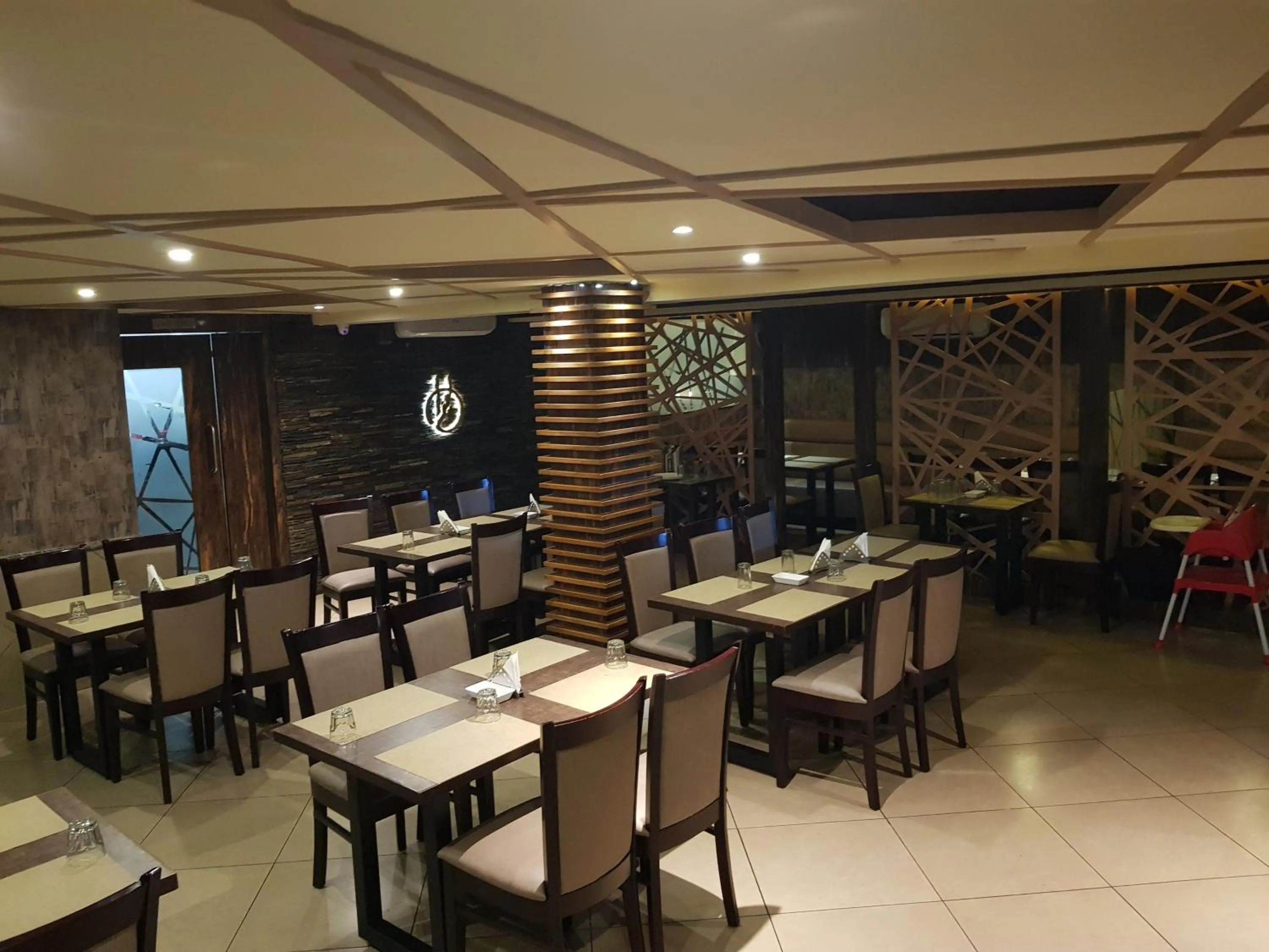 Restaurant/places to eat in Liza Regency