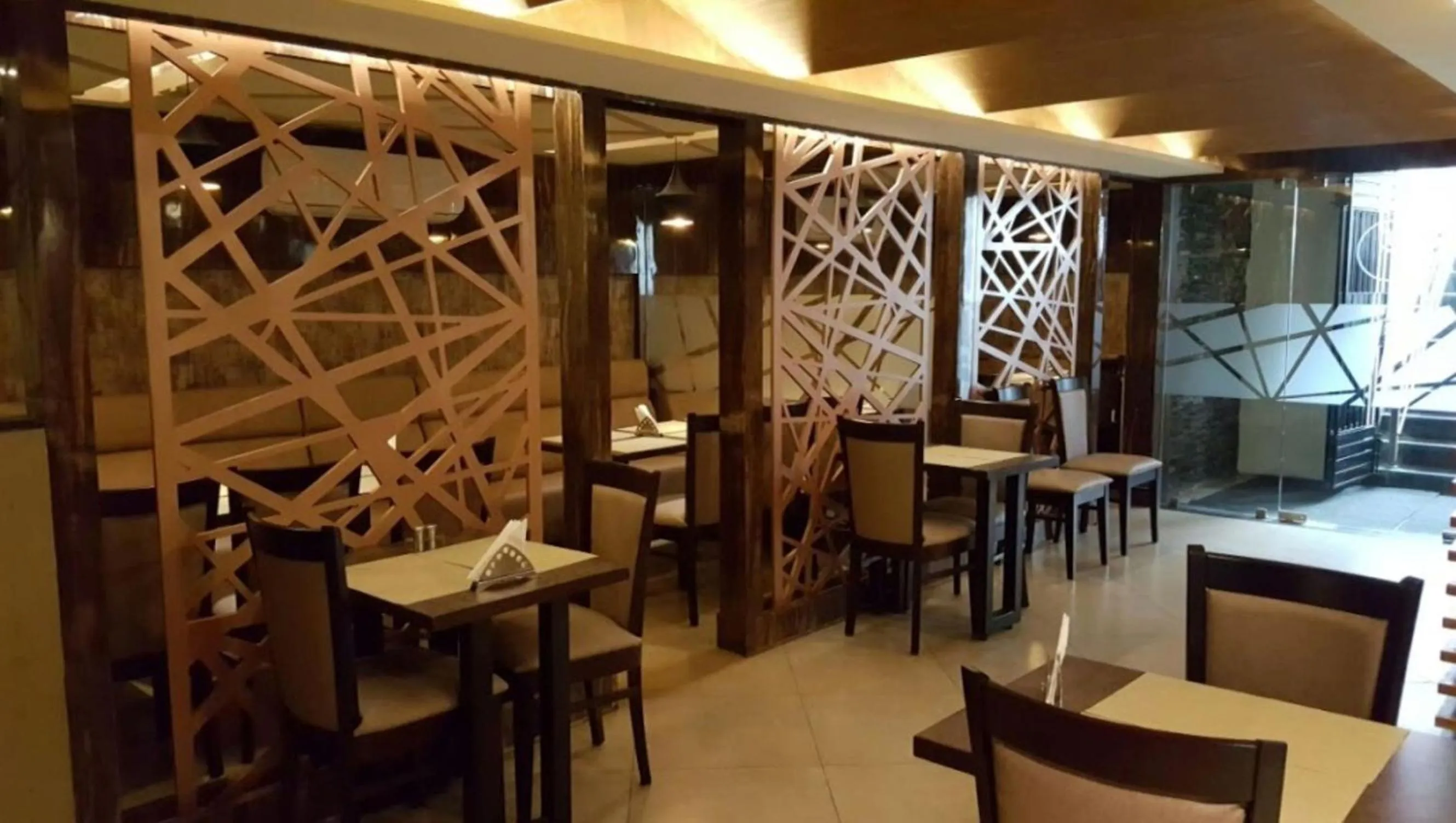 Restaurant/places to eat in Liza Regency