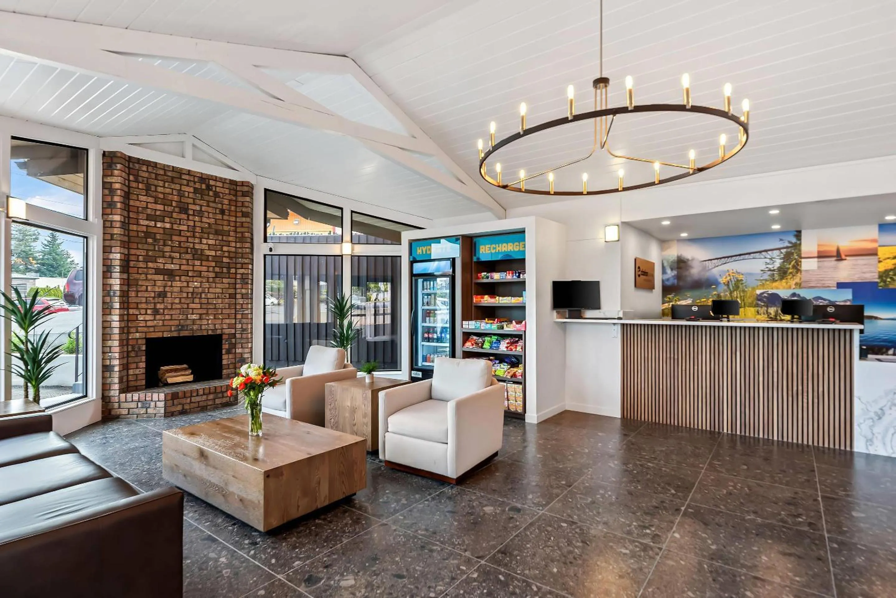 Lobby or reception in Clarion Pointe Mount Vernon - Burlington