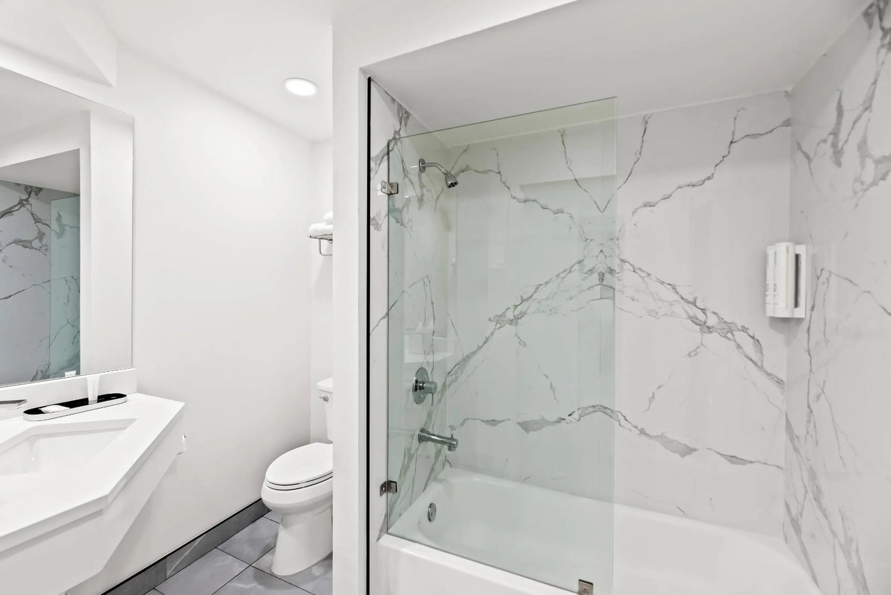 Bedroom in Clarion Pointe Mount Vernon - Burlington