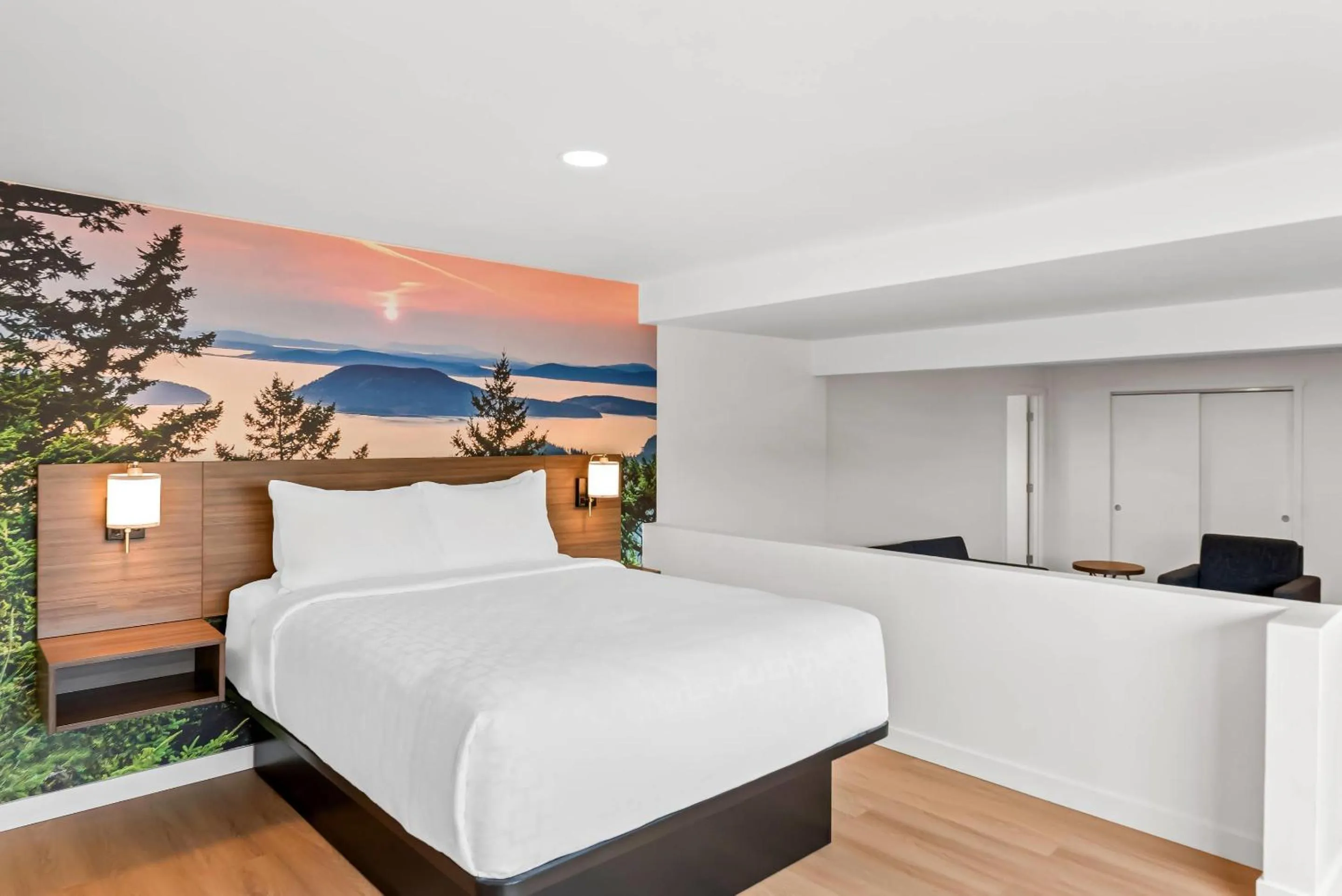 Bedroom, Bed in Clarion Pointe Mount Vernon - Burlington