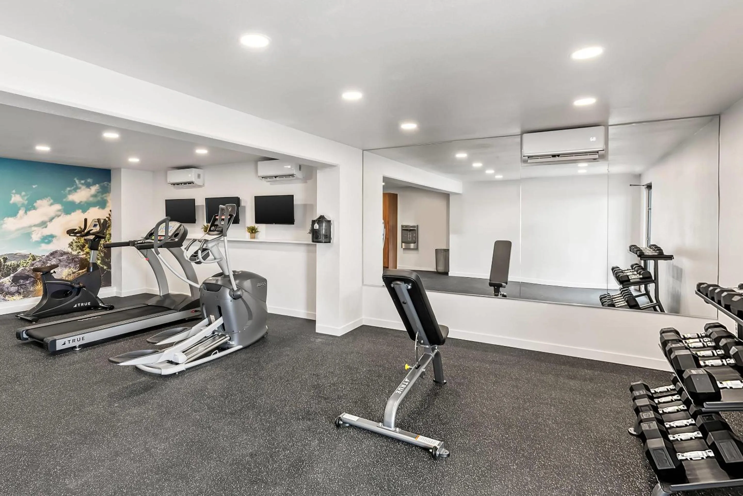 Fitness centre/facilities in Clarion Pointe Mount Vernon - Burlington