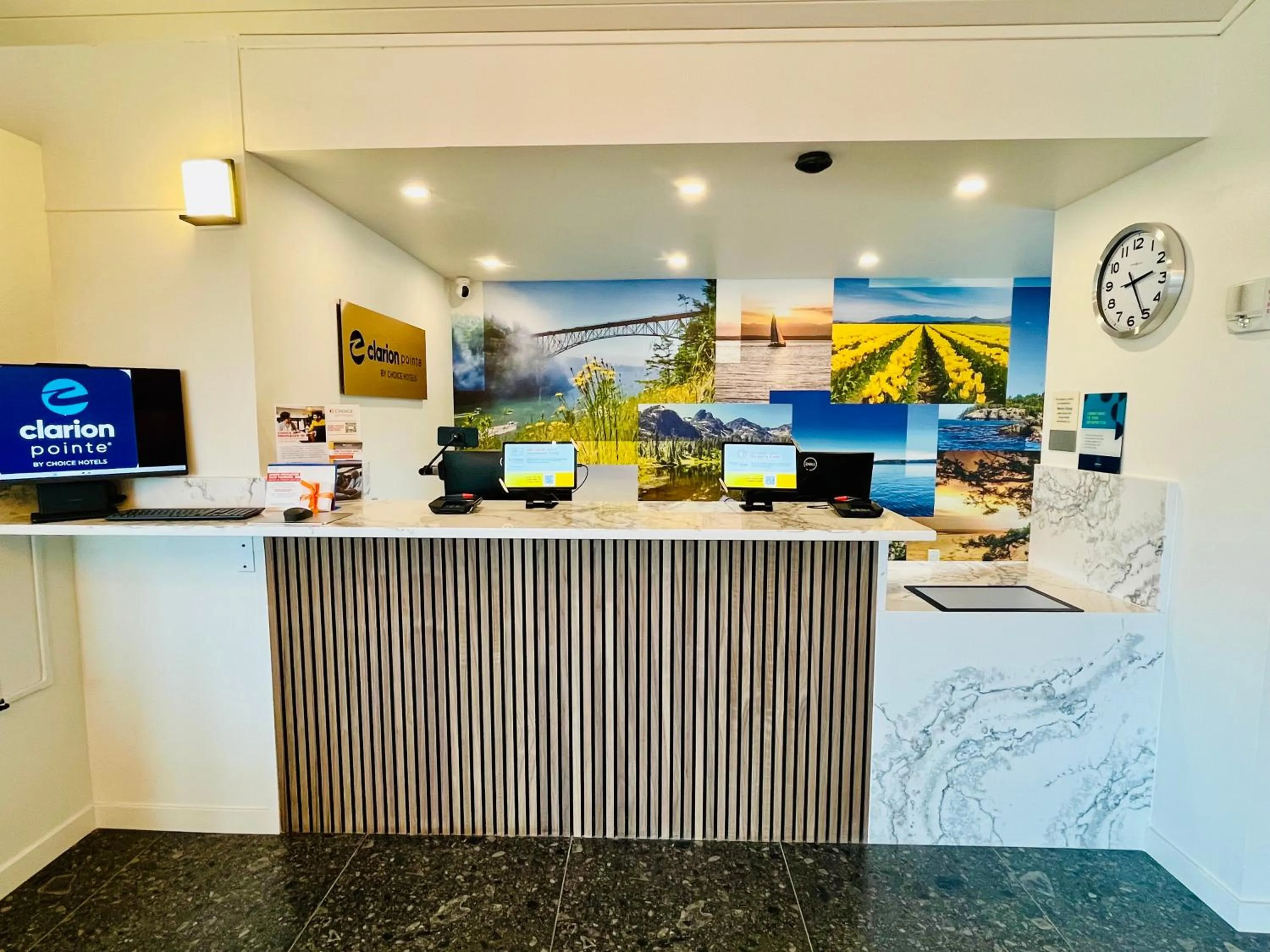 Lobby or reception in Clarion Pointe Mount Vernon - Burlington