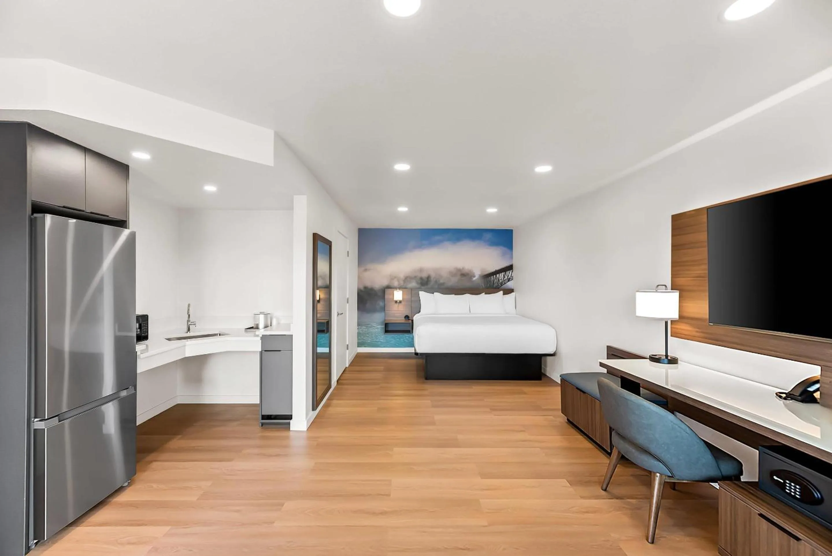 Bedroom, Bed in Clarion Pointe Mount Vernon - Burlington