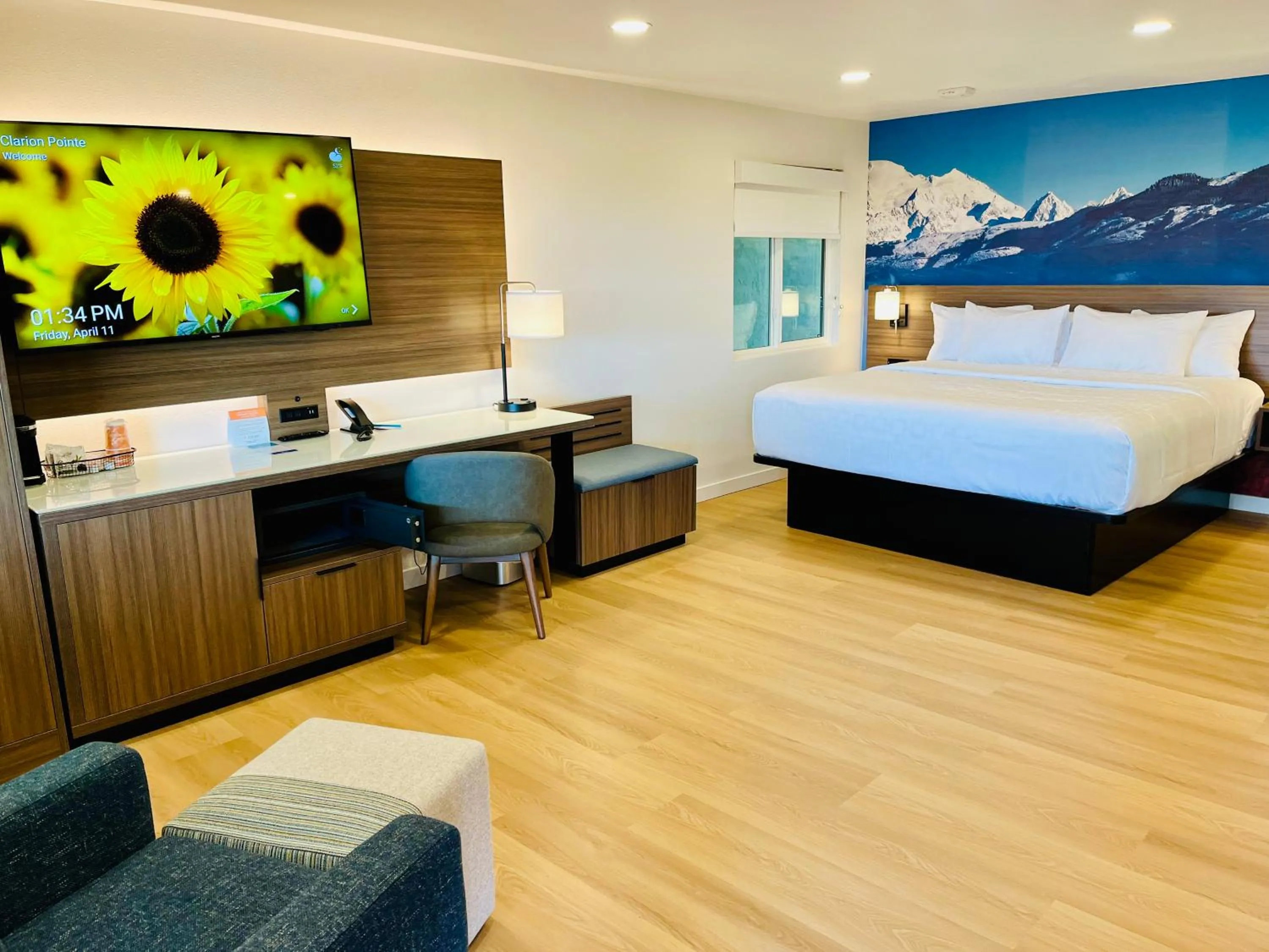 Photo of the whole room, Bed in Clarion Pointe Mount Vernon - Burlington