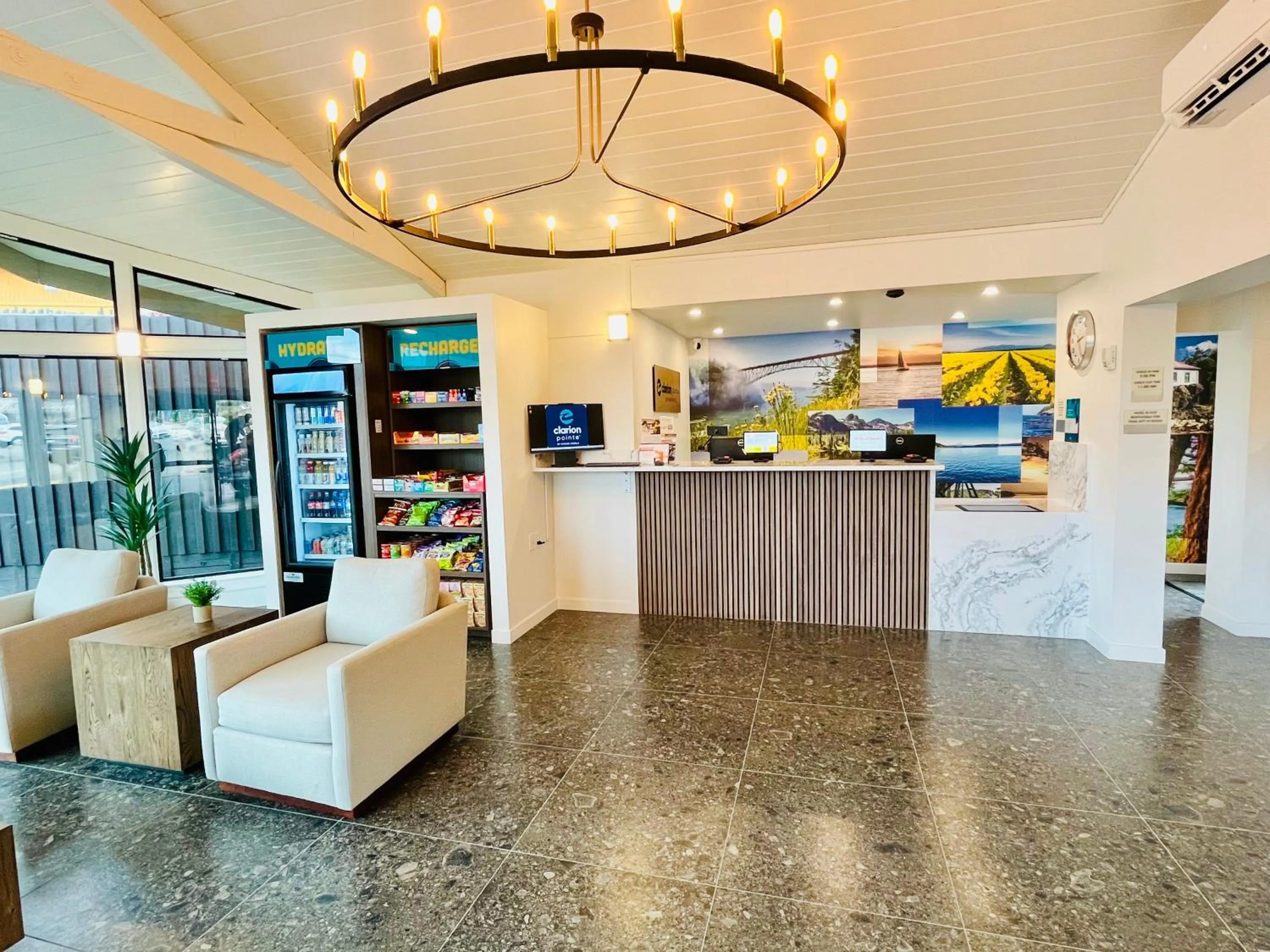 Lobby or reception in Clarion Pointe Mount Vernon - Burlington