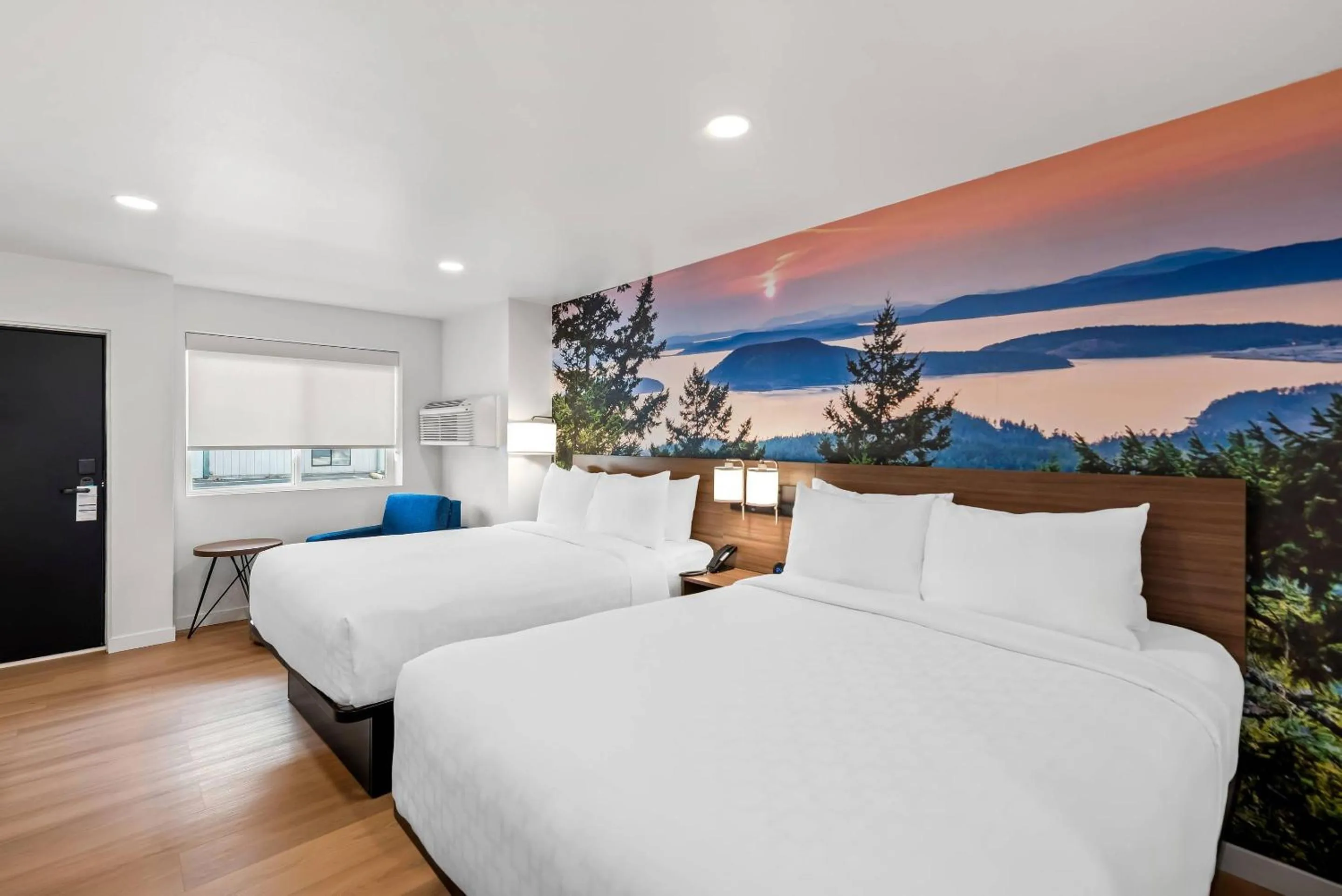 Bedroom, Bed in Clarion Pointe Mount Vernon - Burlington