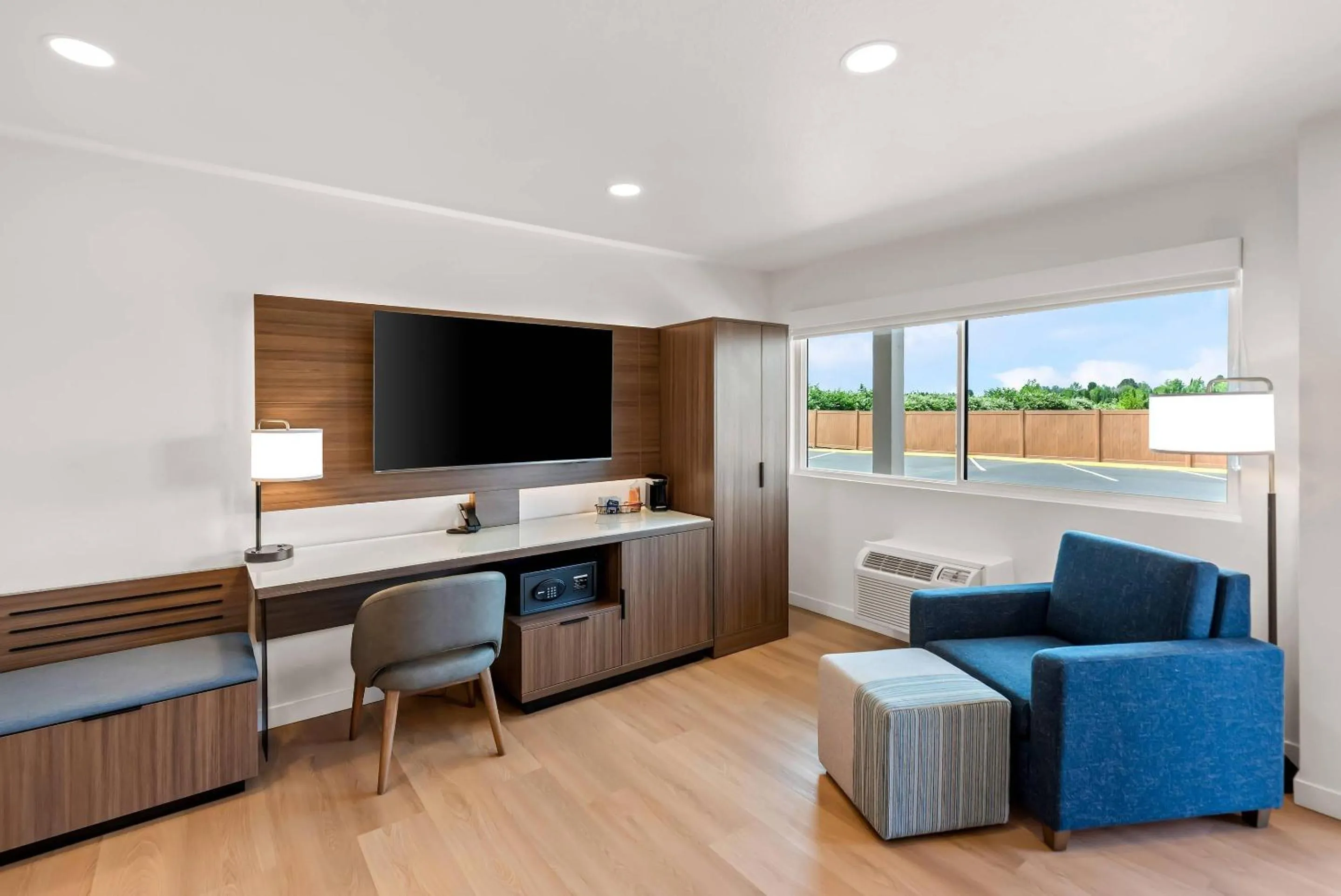 Bedroom in Clarion Pointe Mount Vernon - Burlington