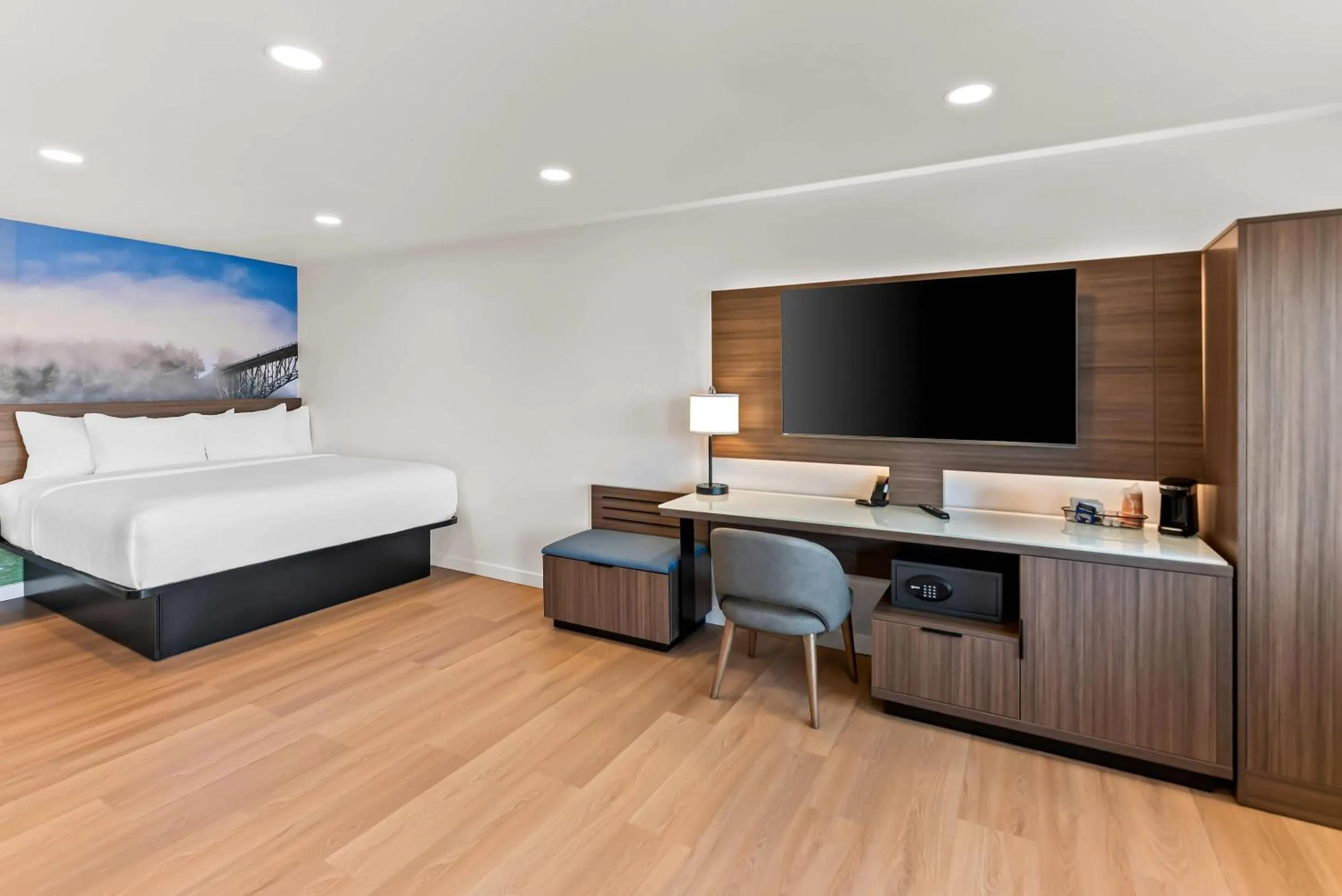 Bedroom, Bed in Clarion Pointe Mount Vernon - Burlington