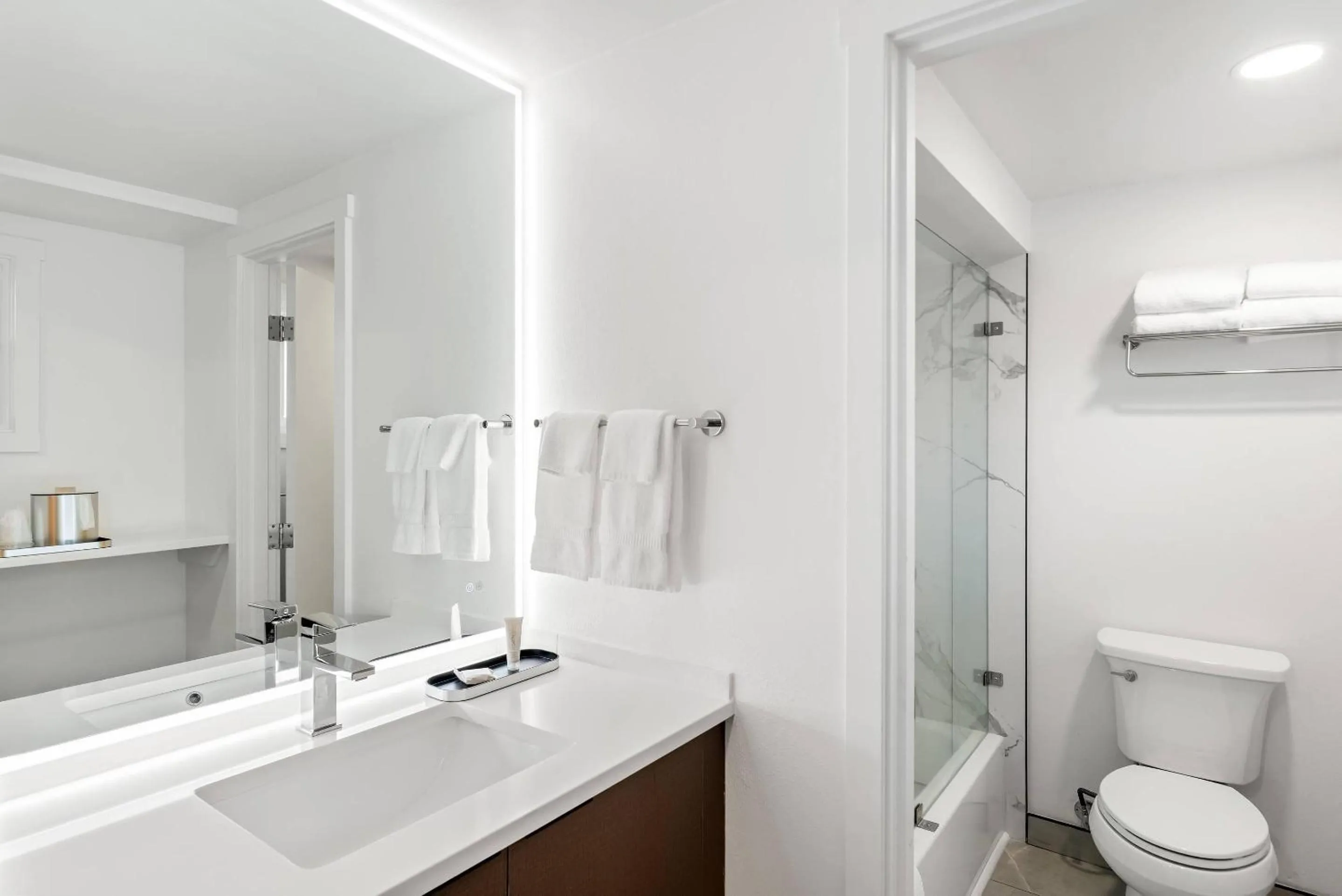 Bedroom in Clarion Pointe Mount Vernon - Burlington