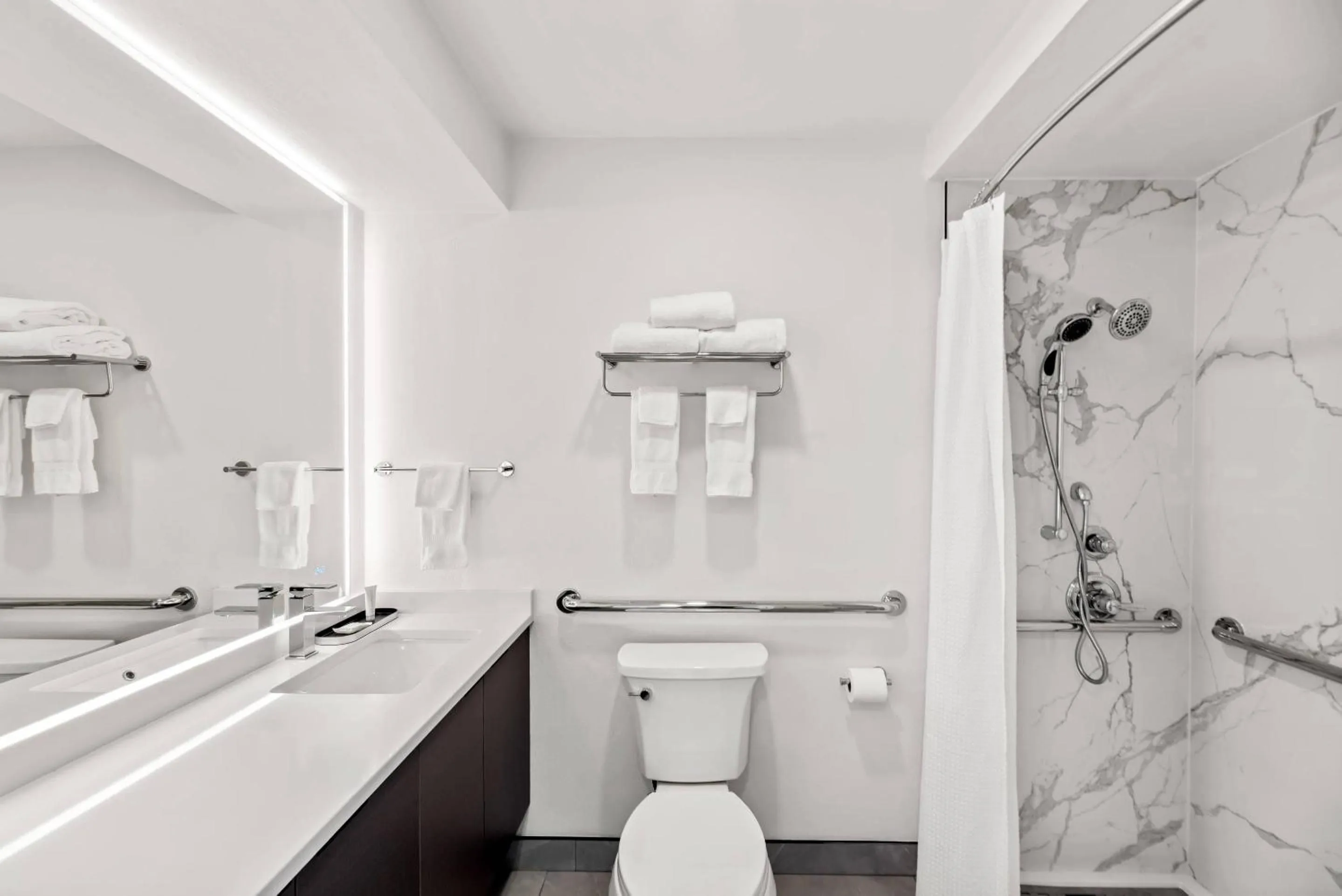 Bedroom in Clarion Pointe Mount Vernon - Burlington