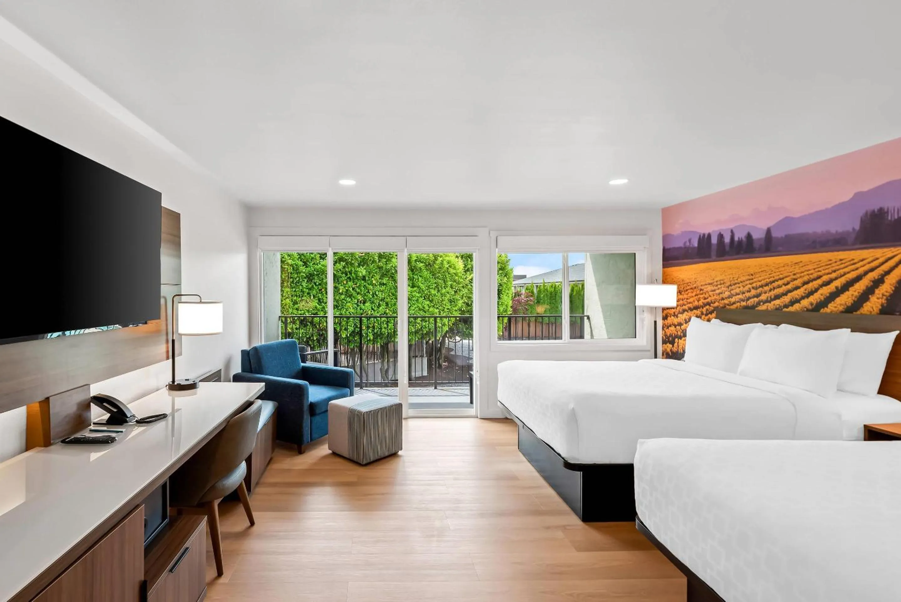 Bedroom, Bed in Clarion Pointe Mount Vernon - Burlington