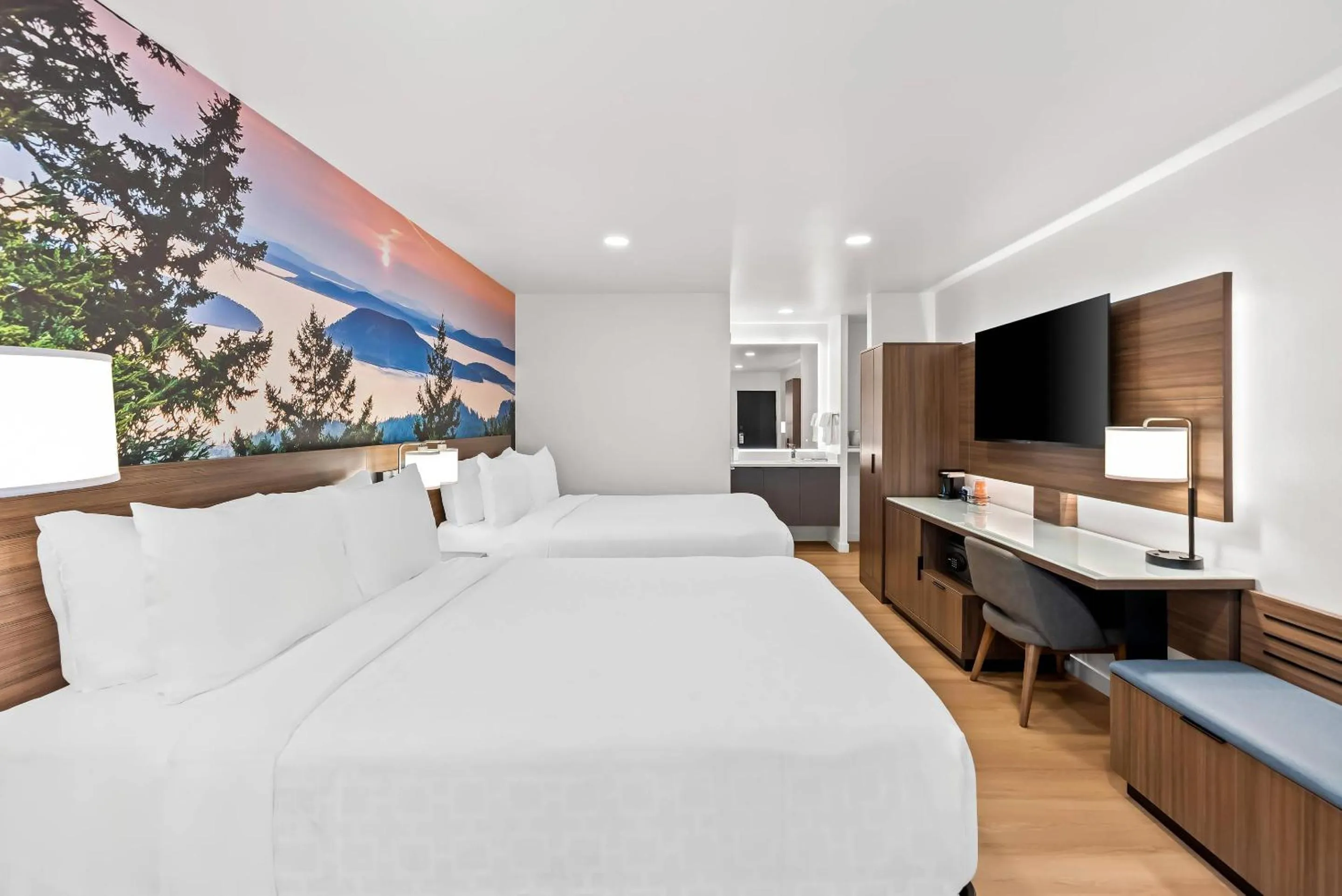 Bedroom, Bed in Clarion Pointe Mount Vernon - Burlington