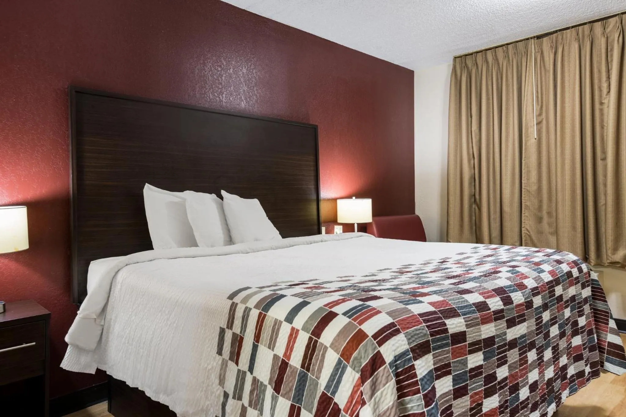 Photo of the whole room, Bed in Red Roof Inn & Suites Statesboro - University