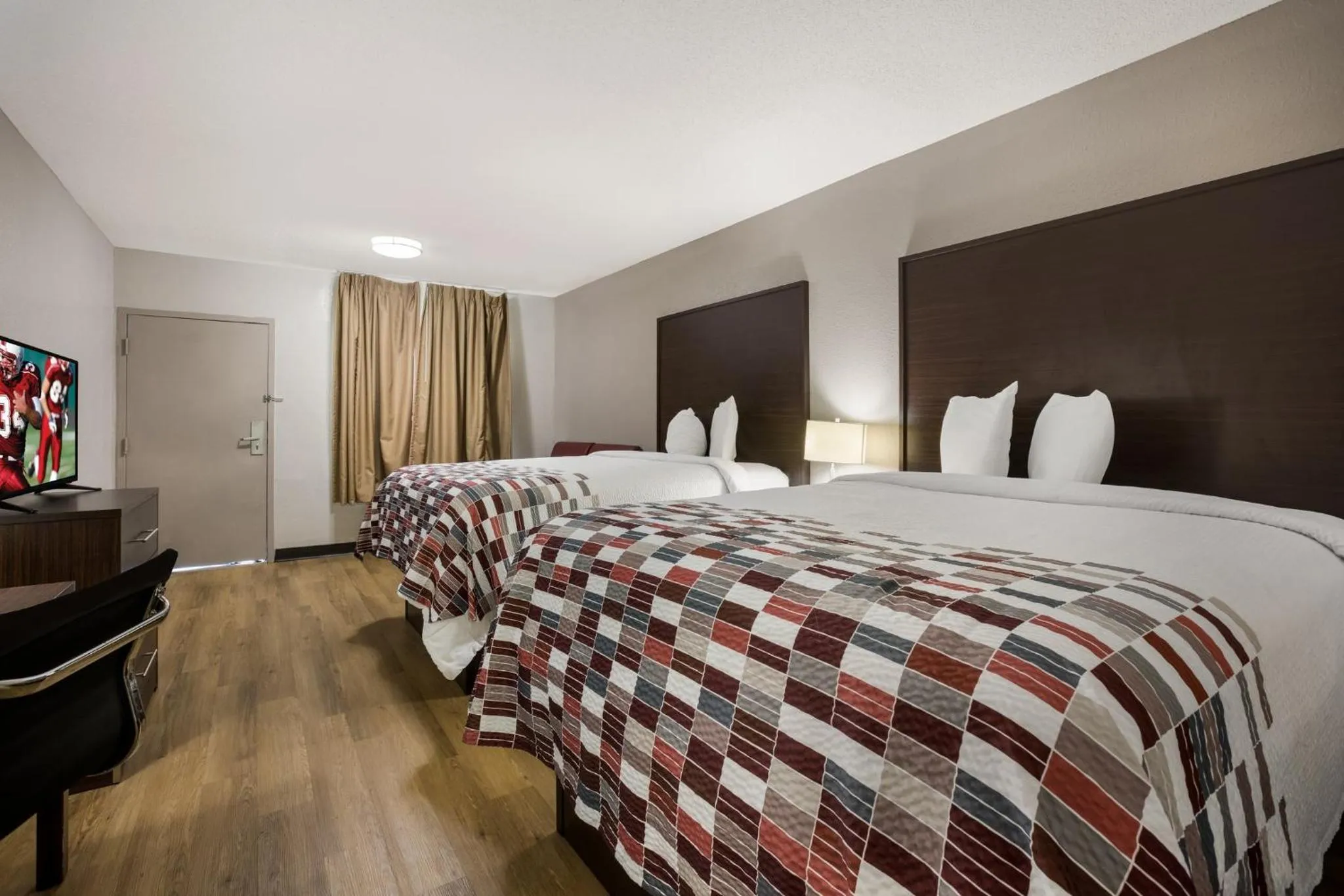 Photo of the whole room, Bed in Red Roof Inn & Suites Statesboro - University