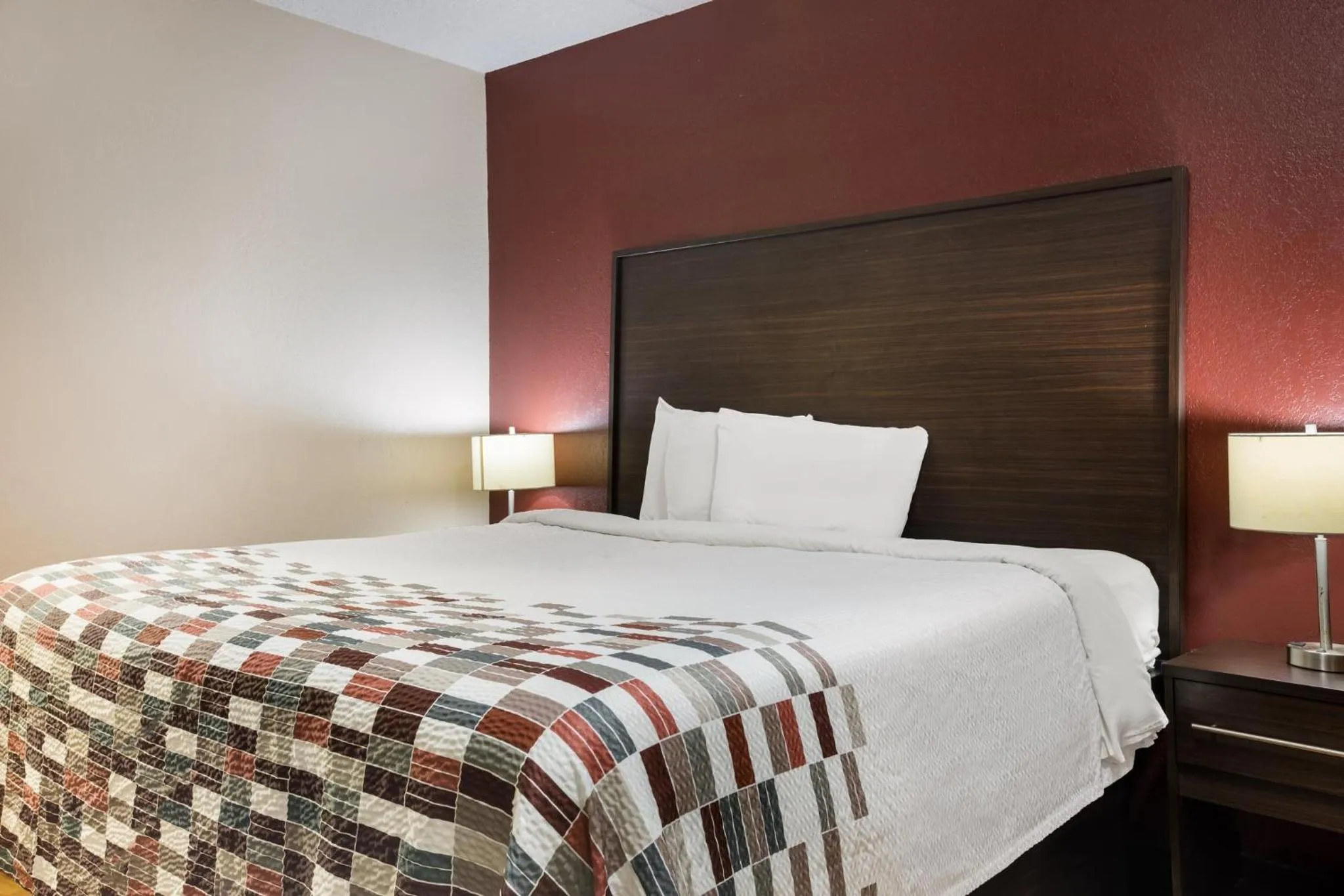 Photo of the whole room, Bed in Red Roof Inn & Suites Statesboro - University