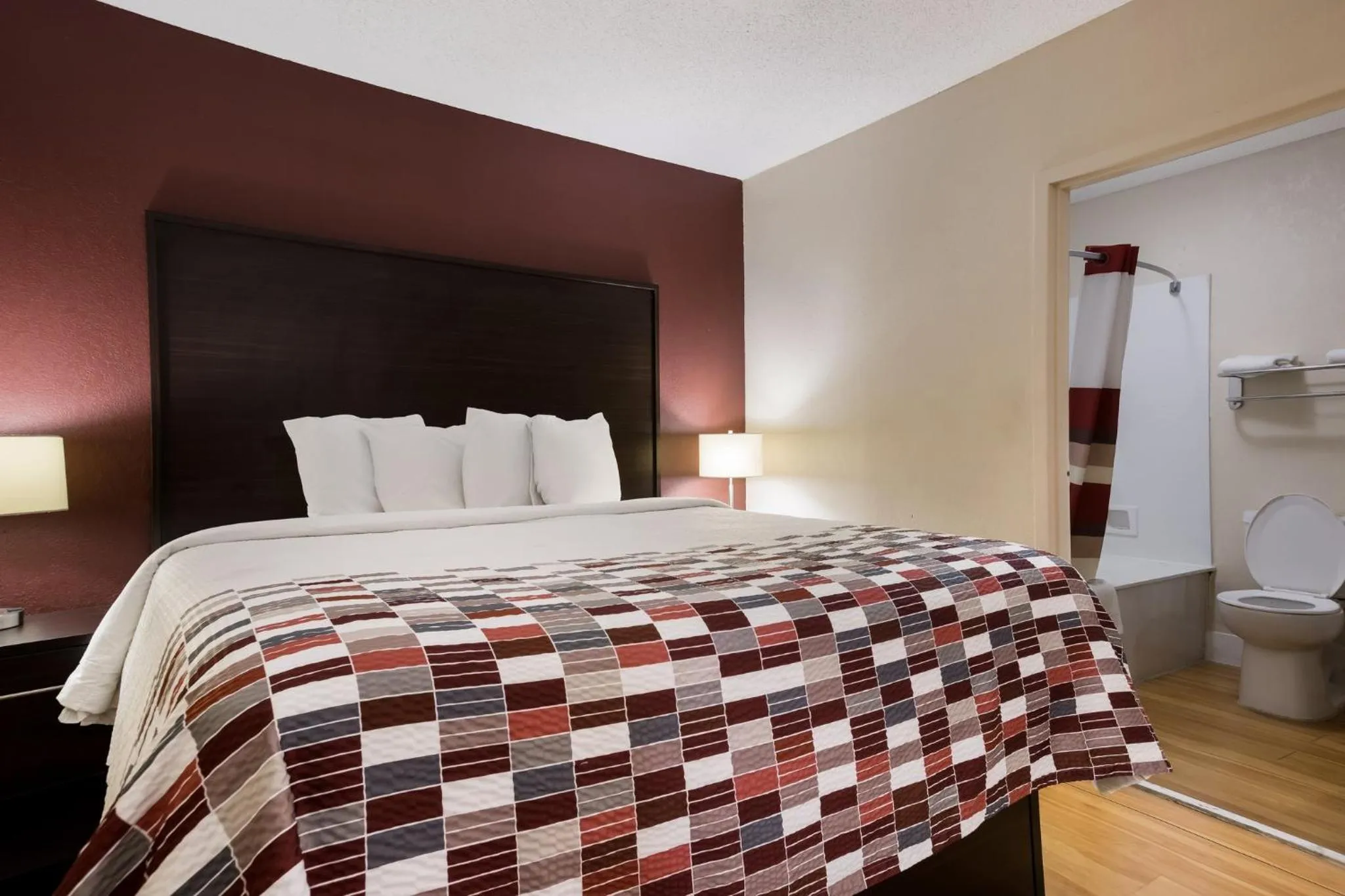 Photo of the whole room, Bed in Red Roof Inn & Suites Statesboro - University