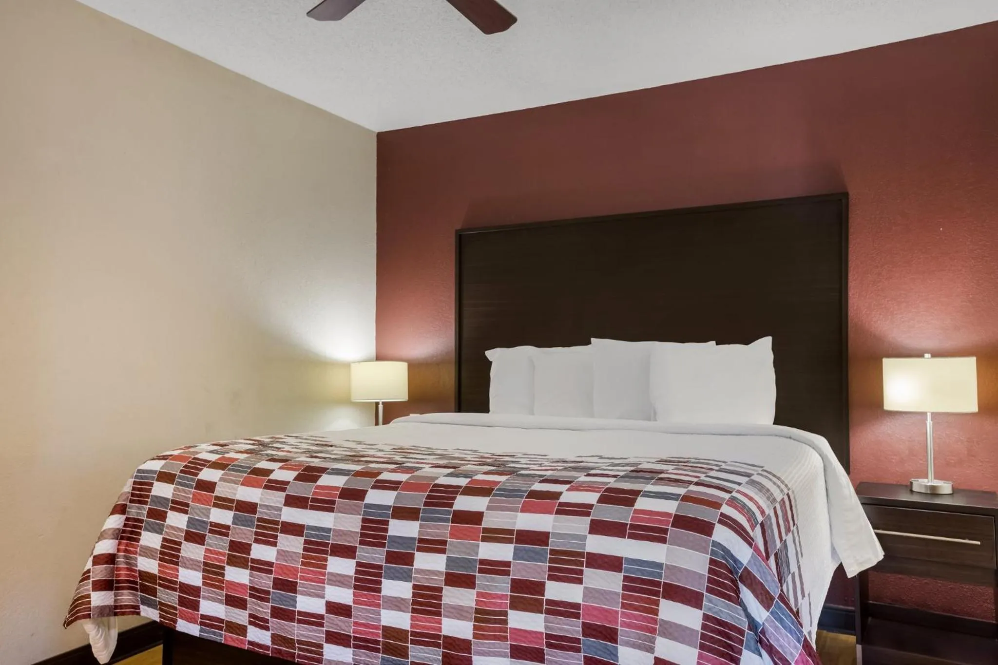 Photo of the whole room, Bed in Red Roof Inn & Suites Statesboro - University