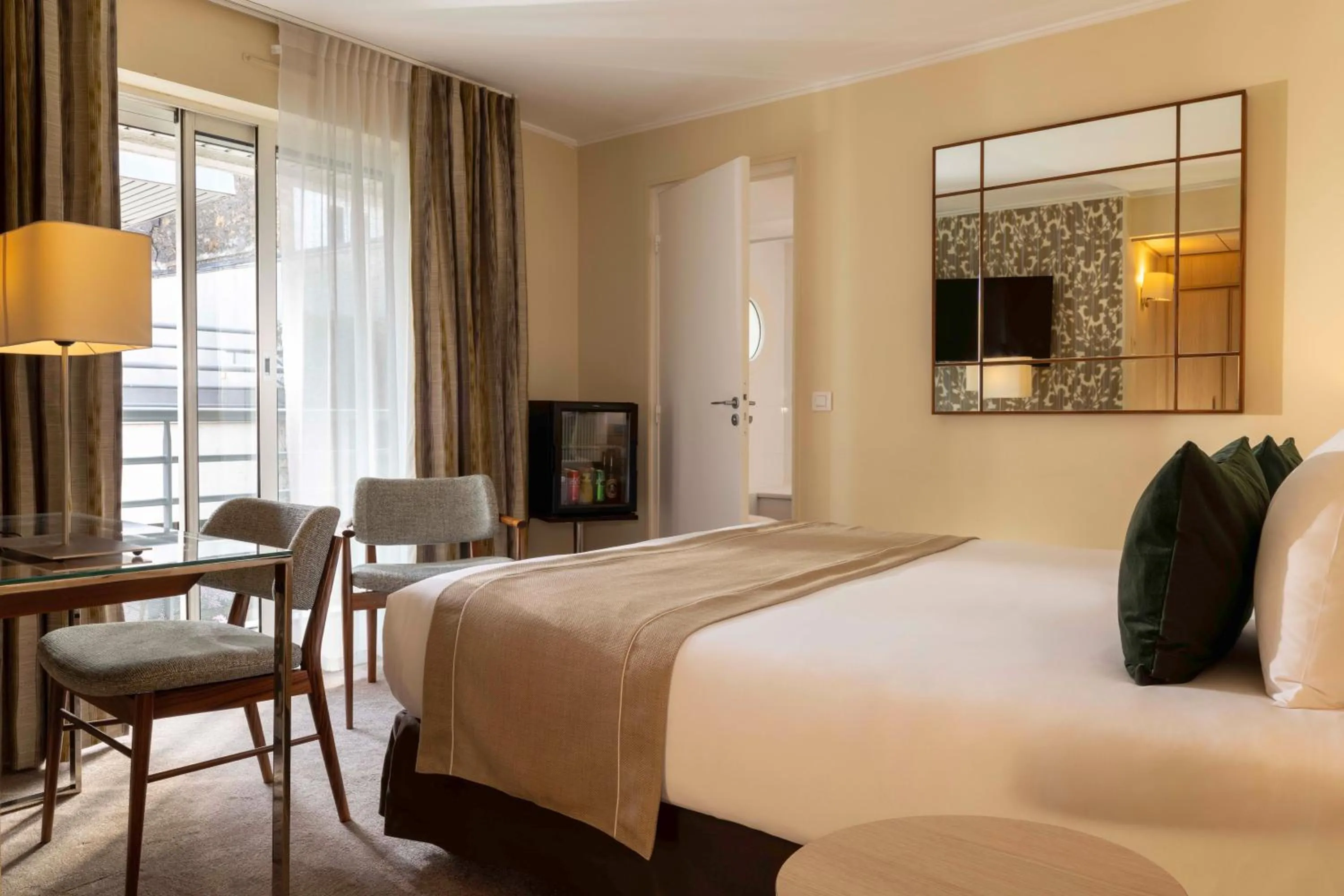 Bedroom, Bed in Jardins Eiffel