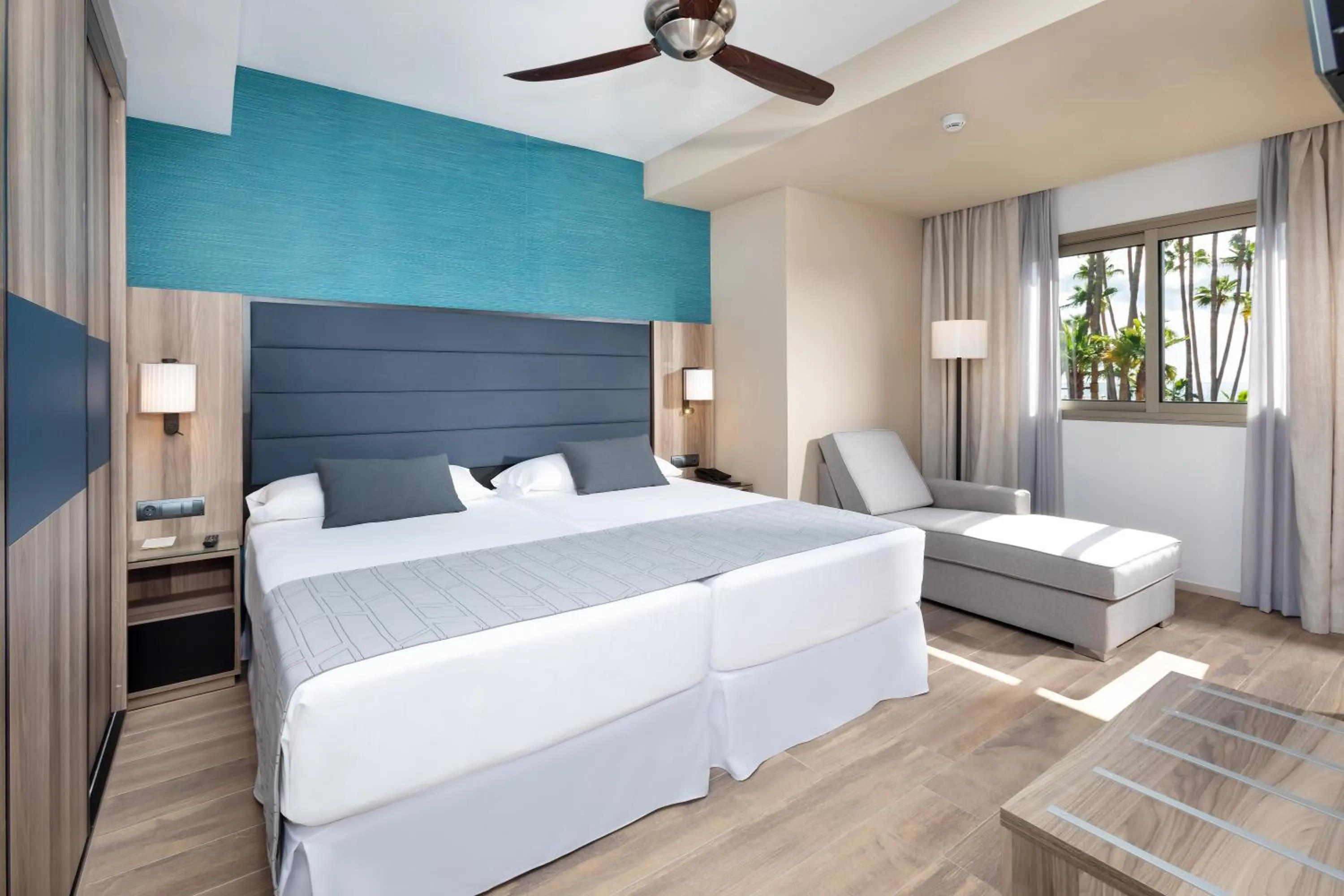 Bed in Hotel Riu Palace Oasis