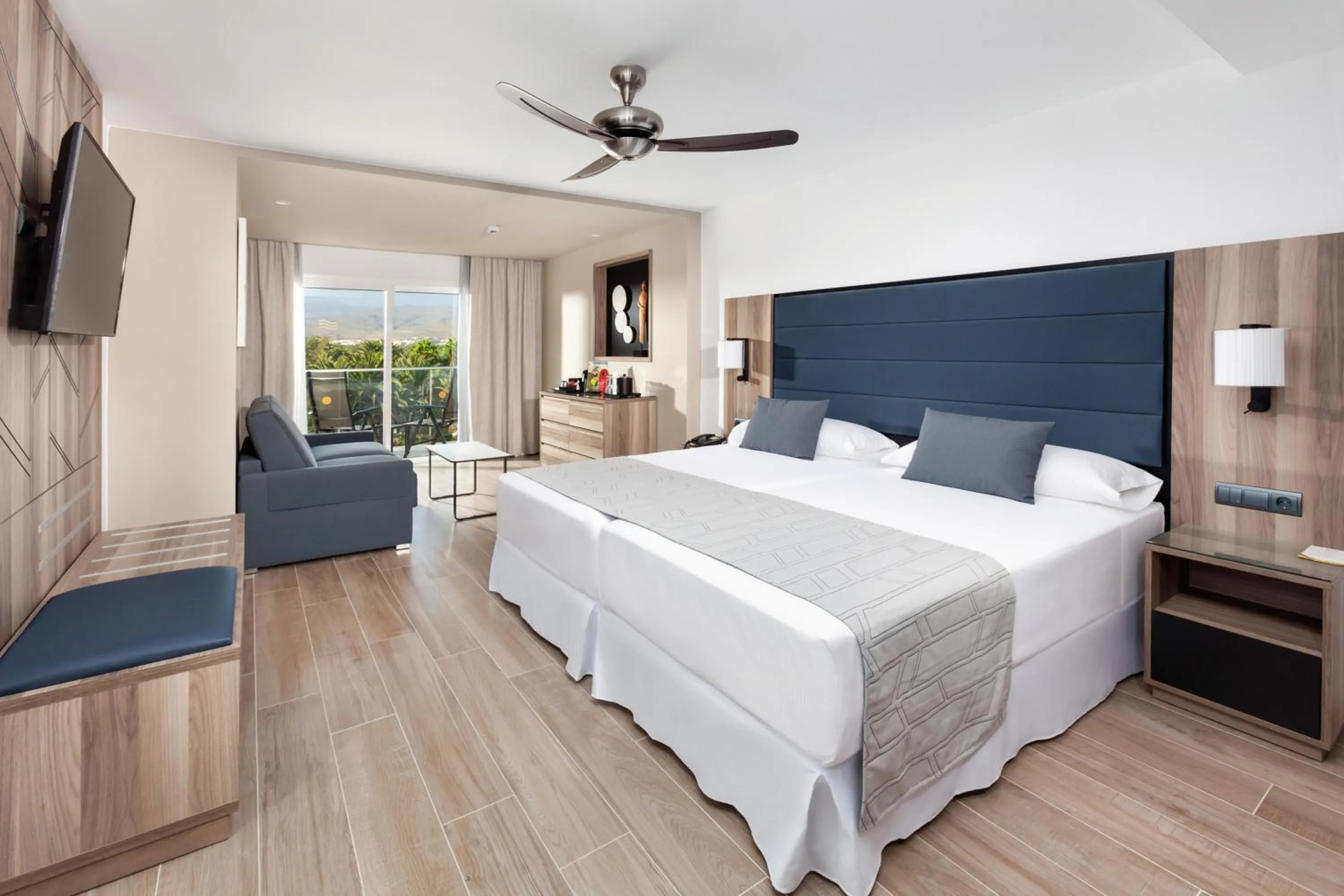 TV and multimedia, Bed in Hotel Riu Palace Oasis