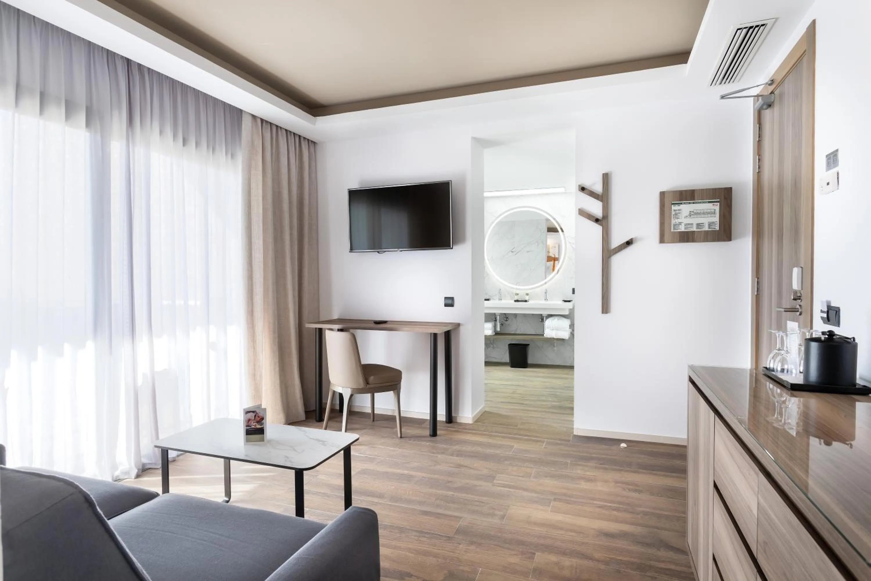 TV and multimedia in Hotel Riu Palace Oasis