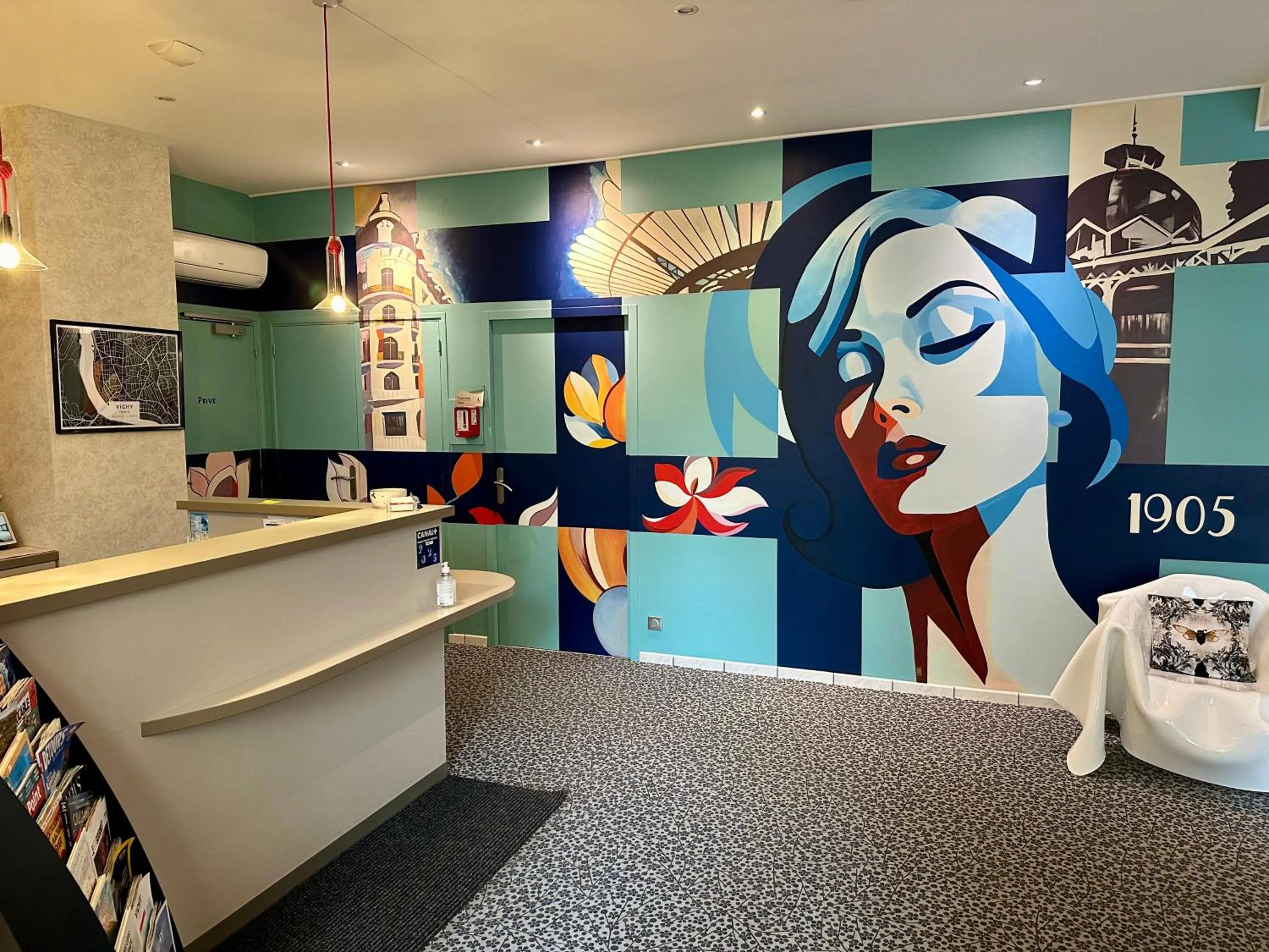 Lobby or reception in HOTEL ARVERNA VICHY - ClT'HOTEL