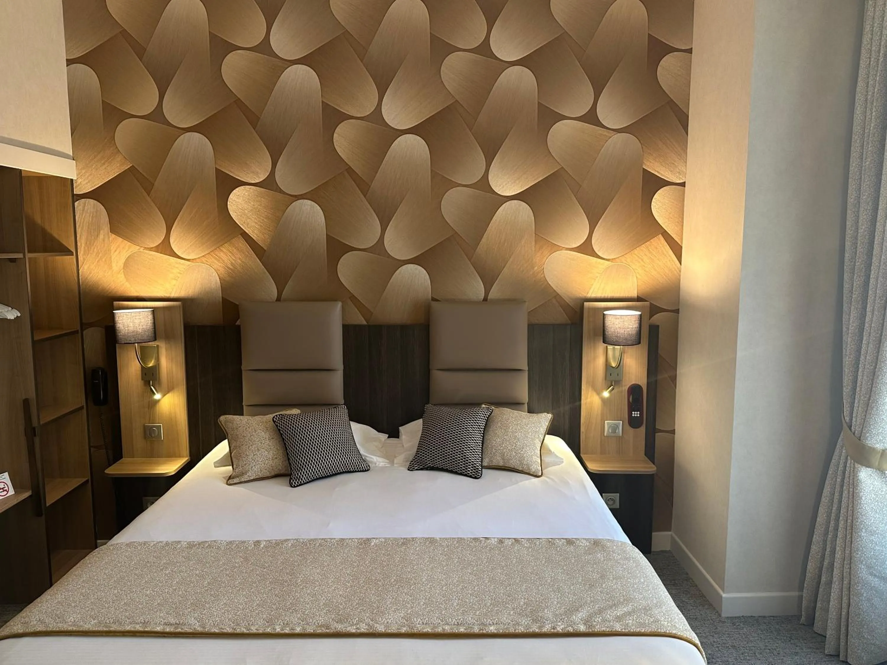 Photo of the whole room, Bed in HOTEL ARVERNA VICHY - ClT'HOTEL