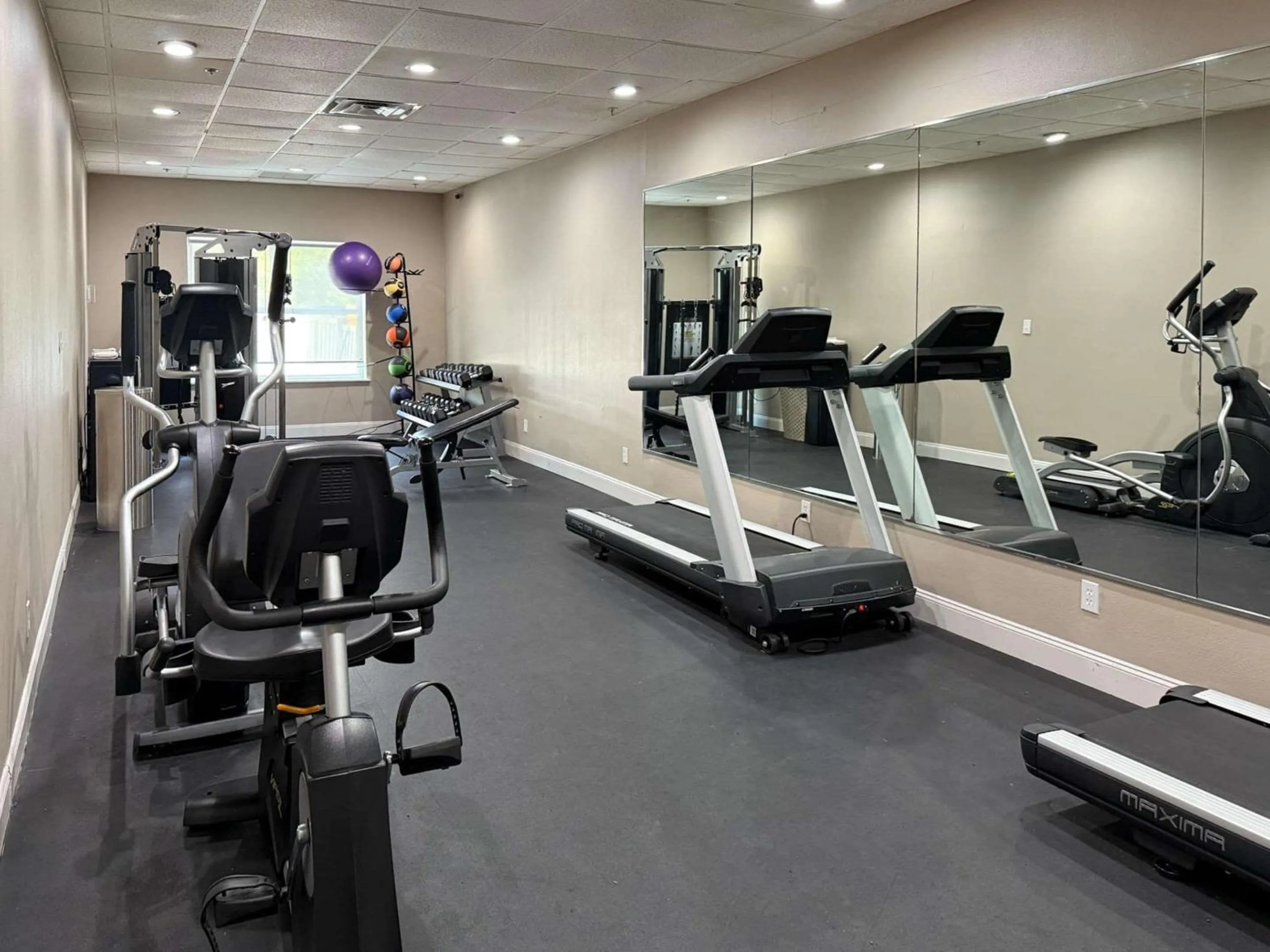 Fitness centre/facilities in Country Inn & Suites by Radisson, Harlingen, TX