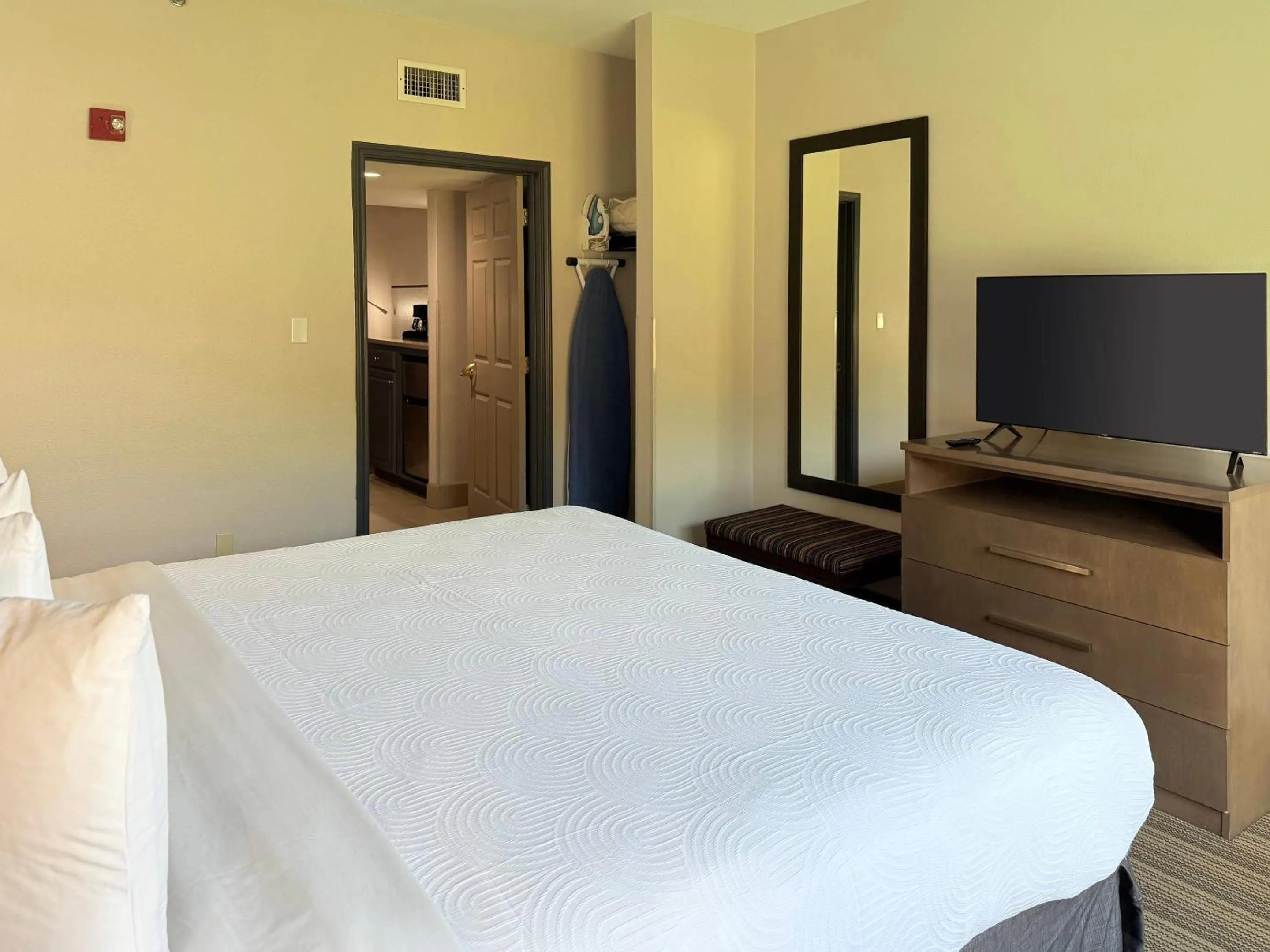 Bedroom, Bed in Country Inn & Suites by Radisson, Harlingen, TX