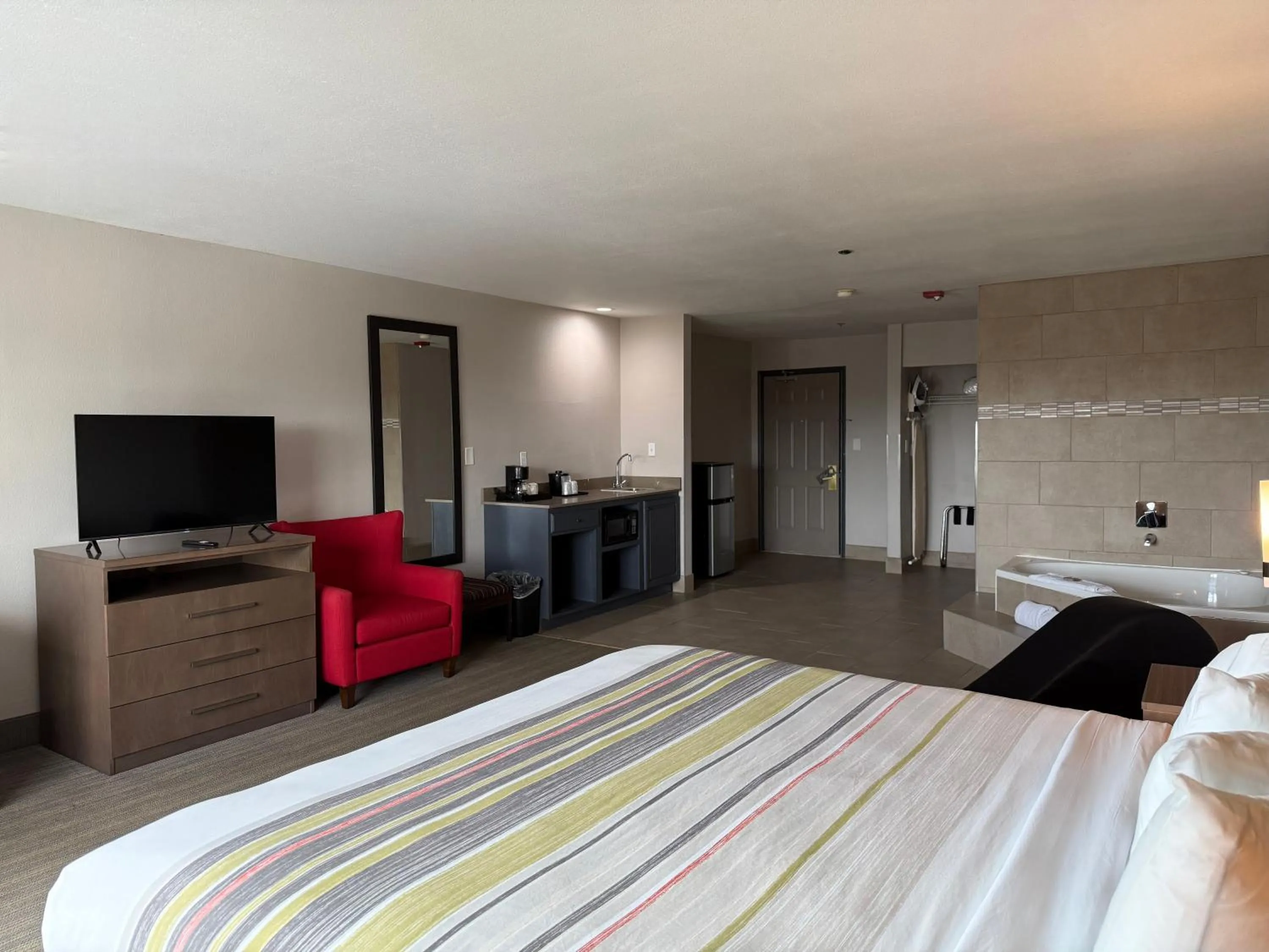 Bed in Country Inn & Suites by Radisson, Harlingen, TX