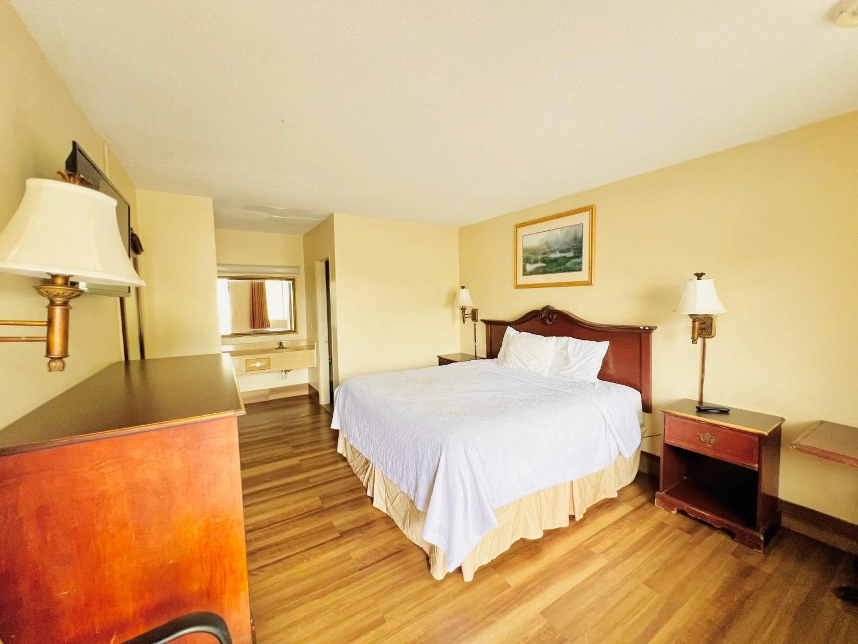 Photo of the whole room, Bed in Knights Inn Point South Yemassee