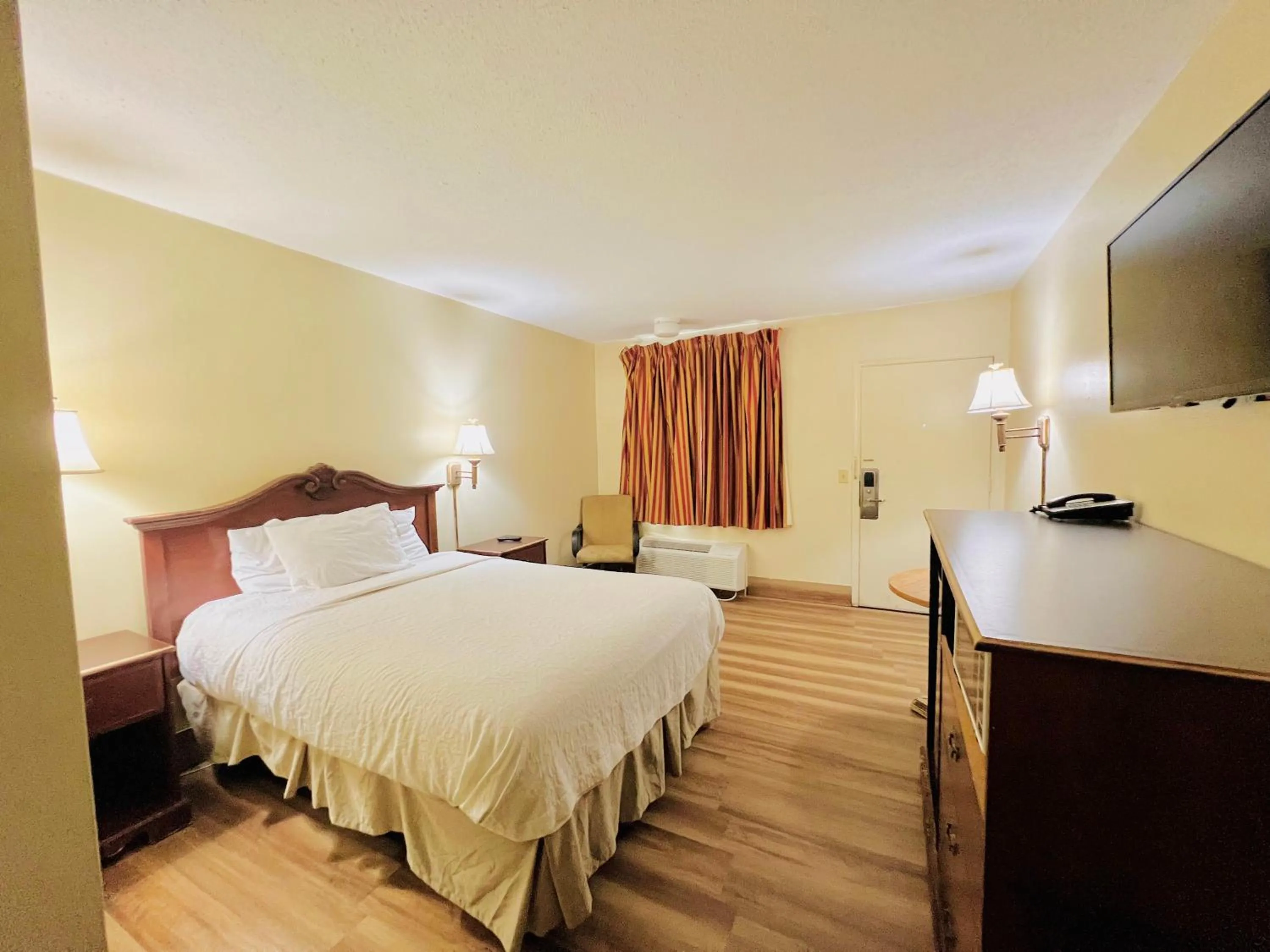 Bed in Knights Inn Point South Yemassee