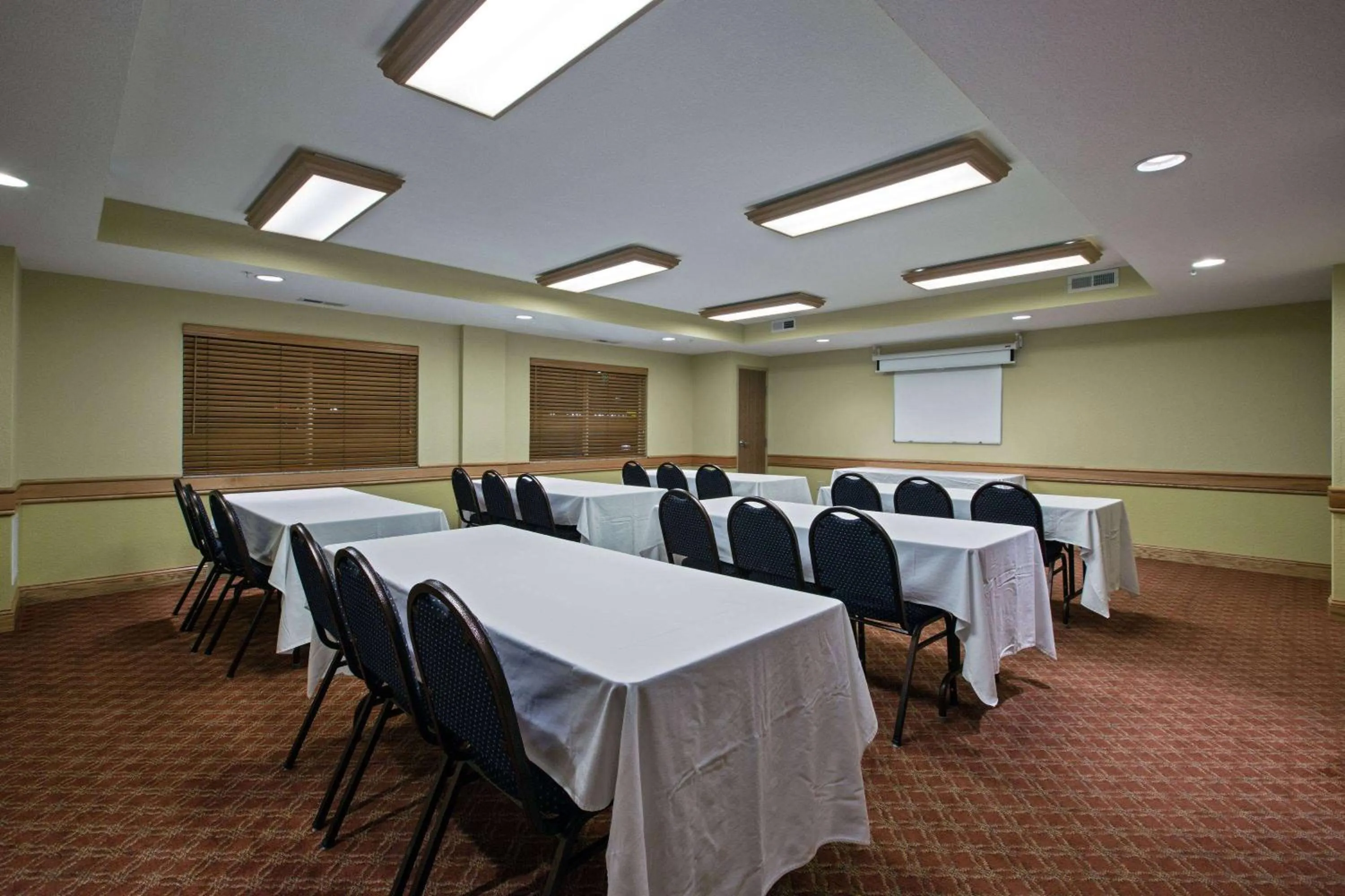 Meeting/conference room in AmericInn by Wyndham Newton