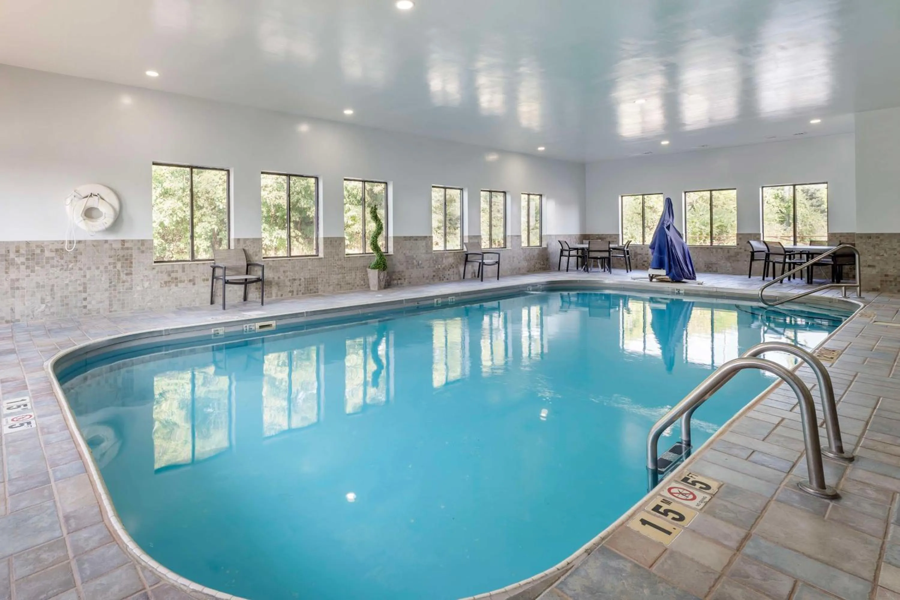 Pool view in Best Western St. Clairsville Inn & Suites