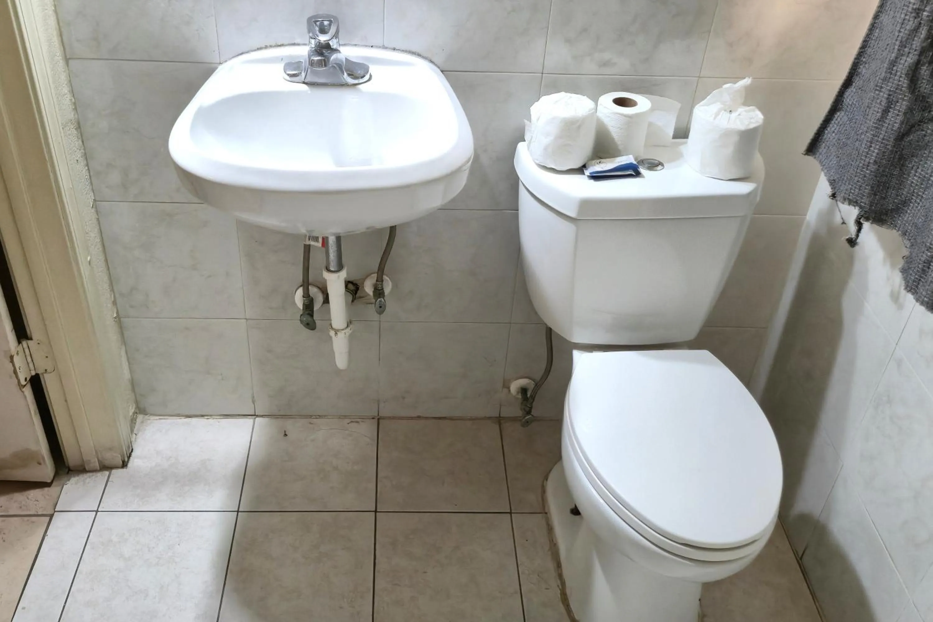 Bathroom in Cole Manor Motel By OYO Love Field Market Center