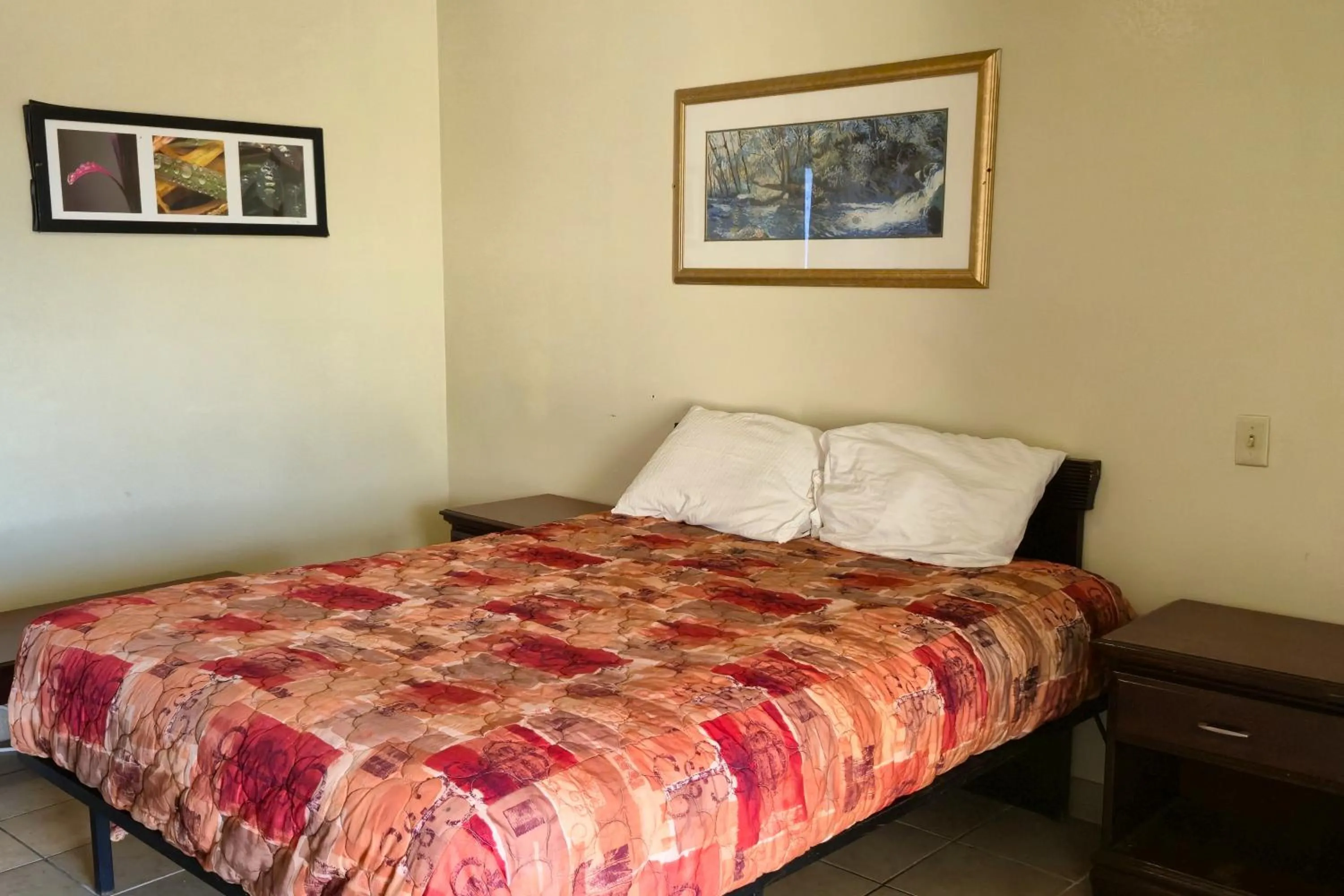 Bedroom, Bed in Cole Manor Motel By OYO Love Field Market Center