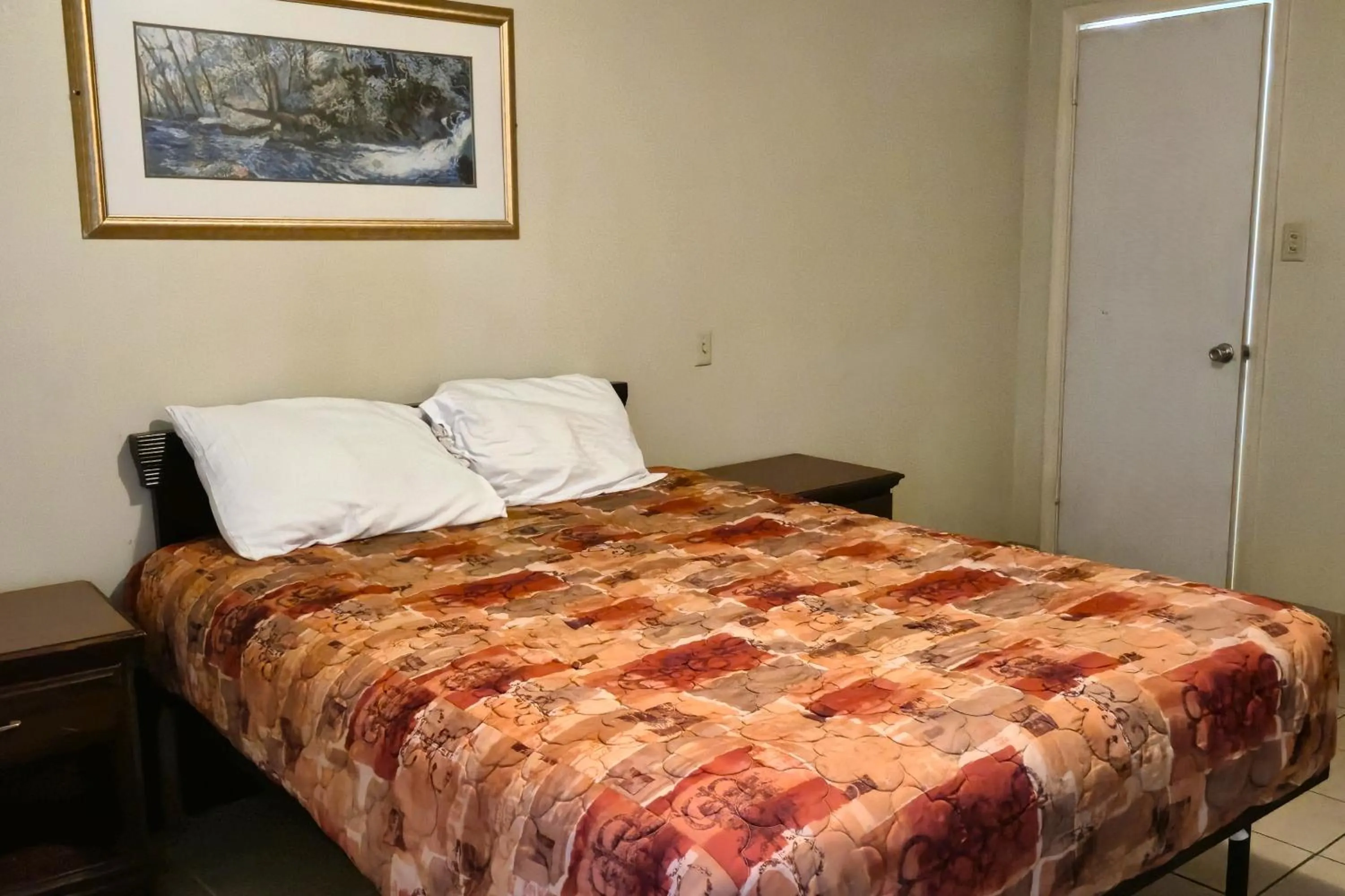 Bedroom, Bed in Cole Manor Motel By OYO Love Field Market Center