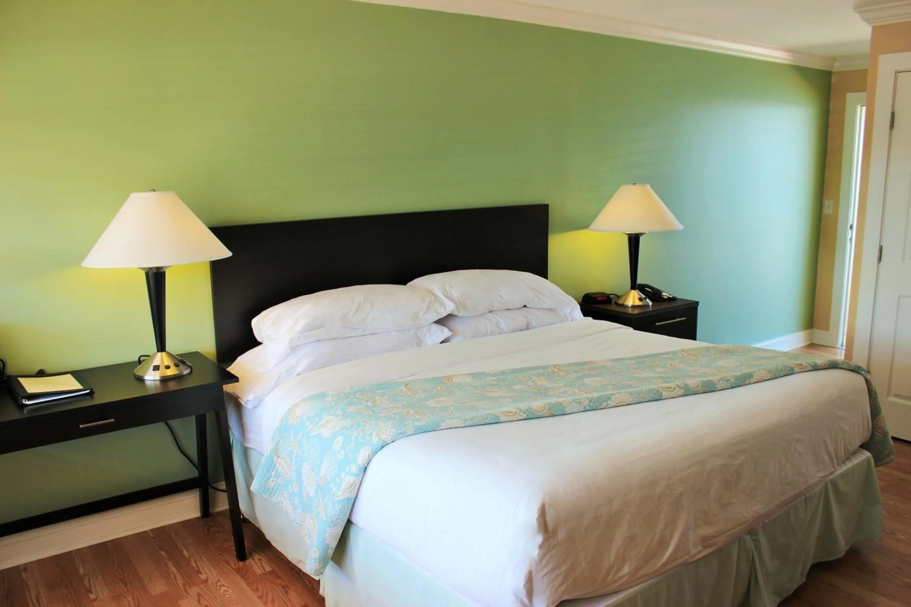 Photo of the whole room, Bed in Edgewater Inn - St. Augustine