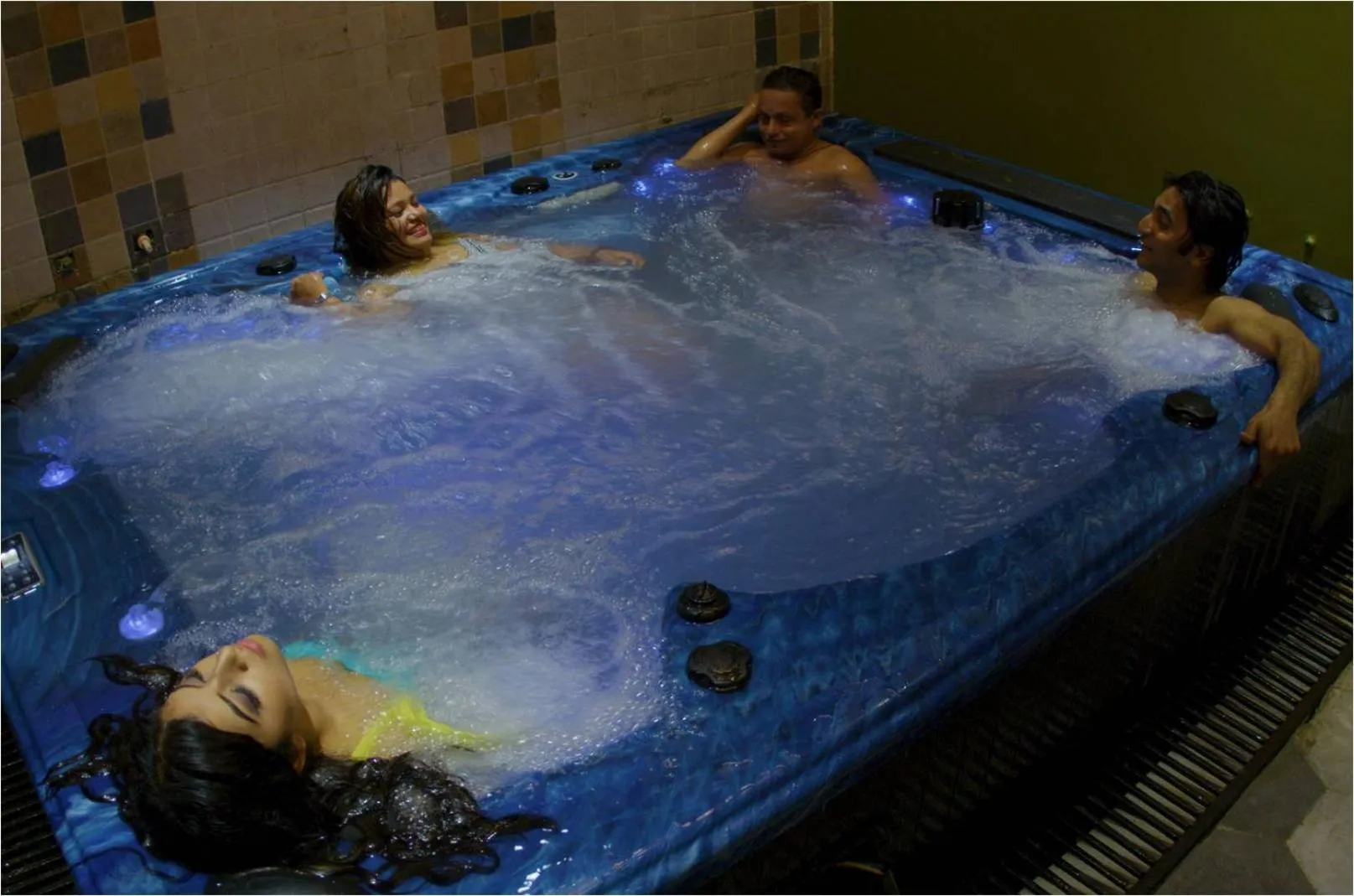 Hot Tub in Heritage Hotel Suites and Spa