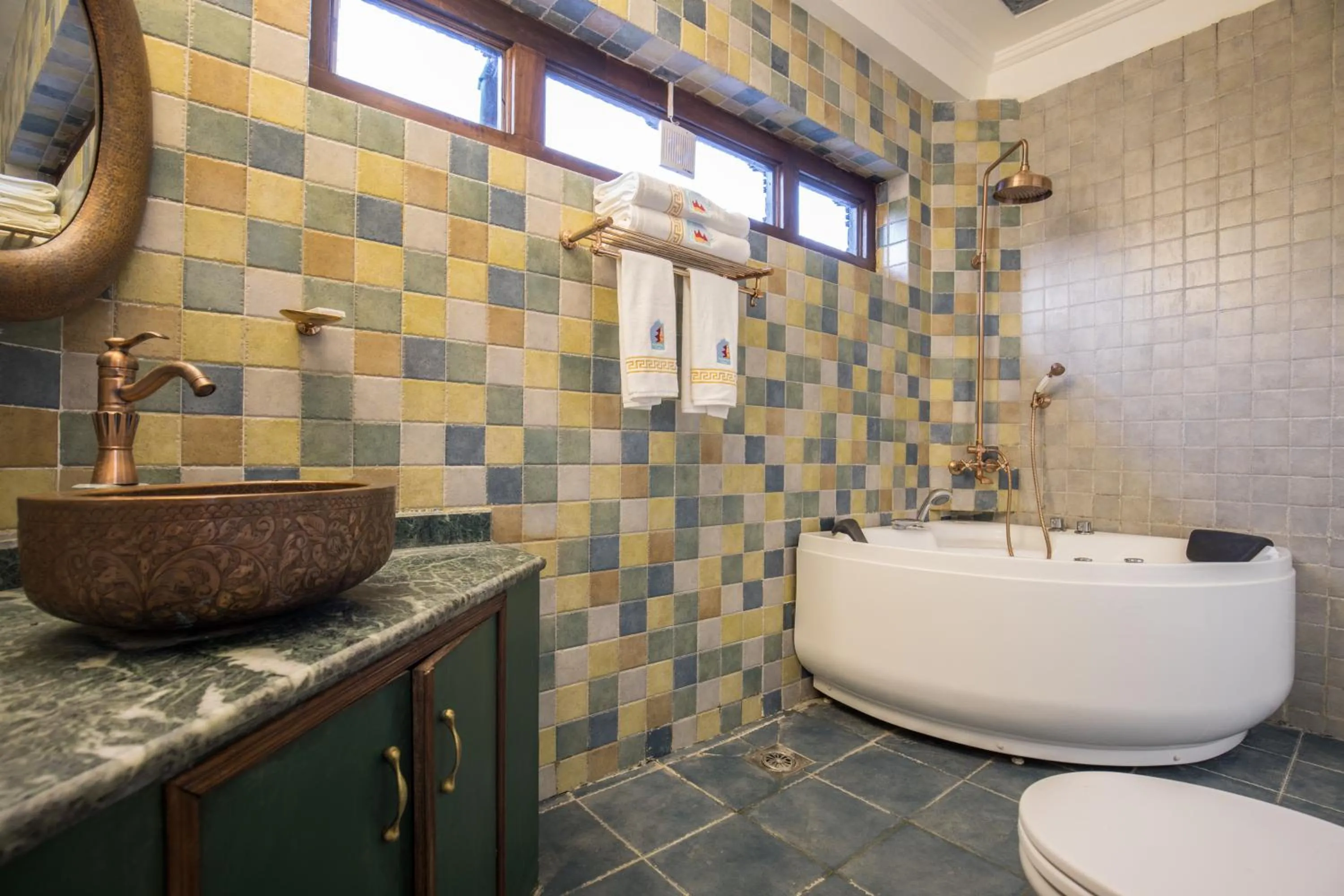 Hot Tub in Heritage Hotel Suites and Spa