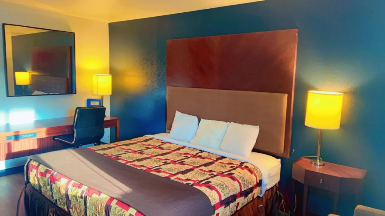 Bed in Rodeway Inn Rifle